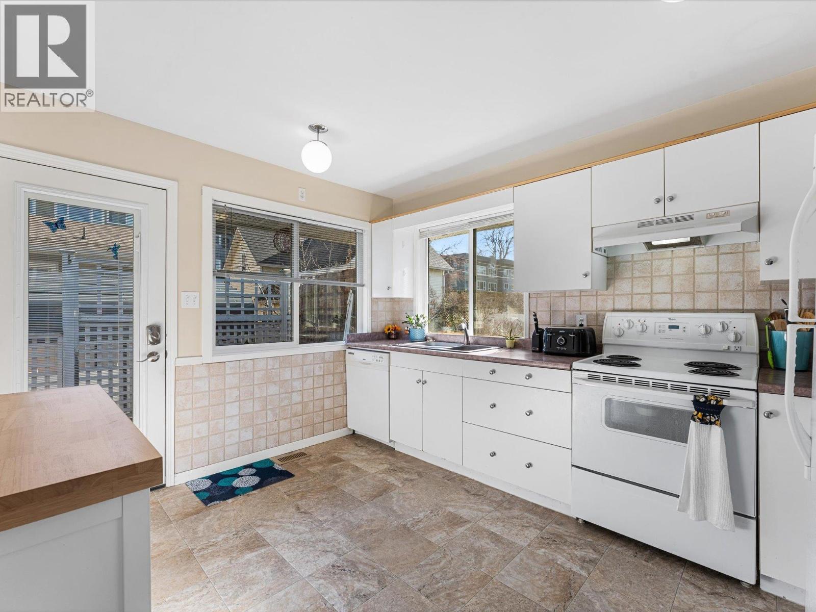 1945/1947 Bowes Street