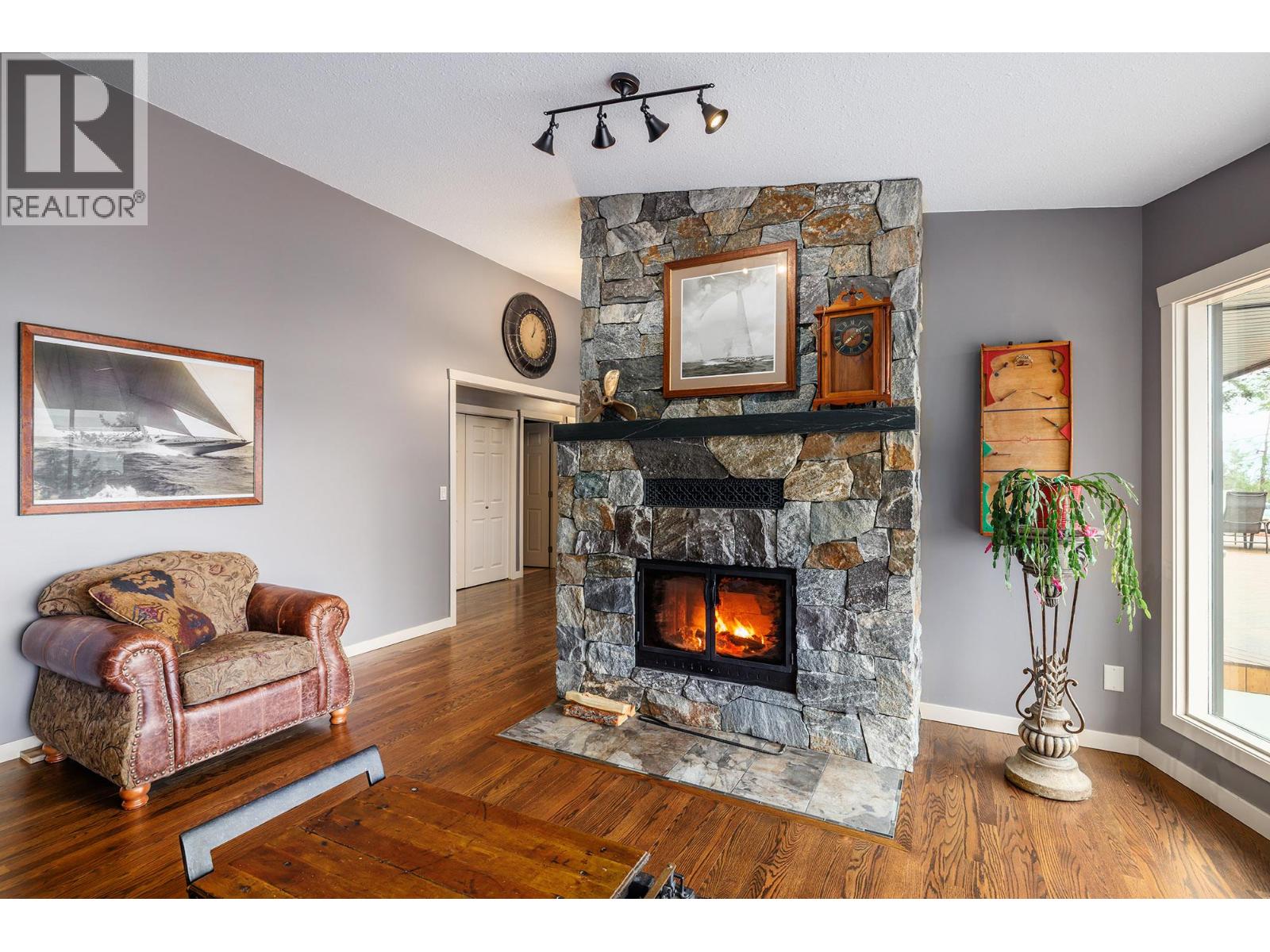 5715 Lakeshore Road