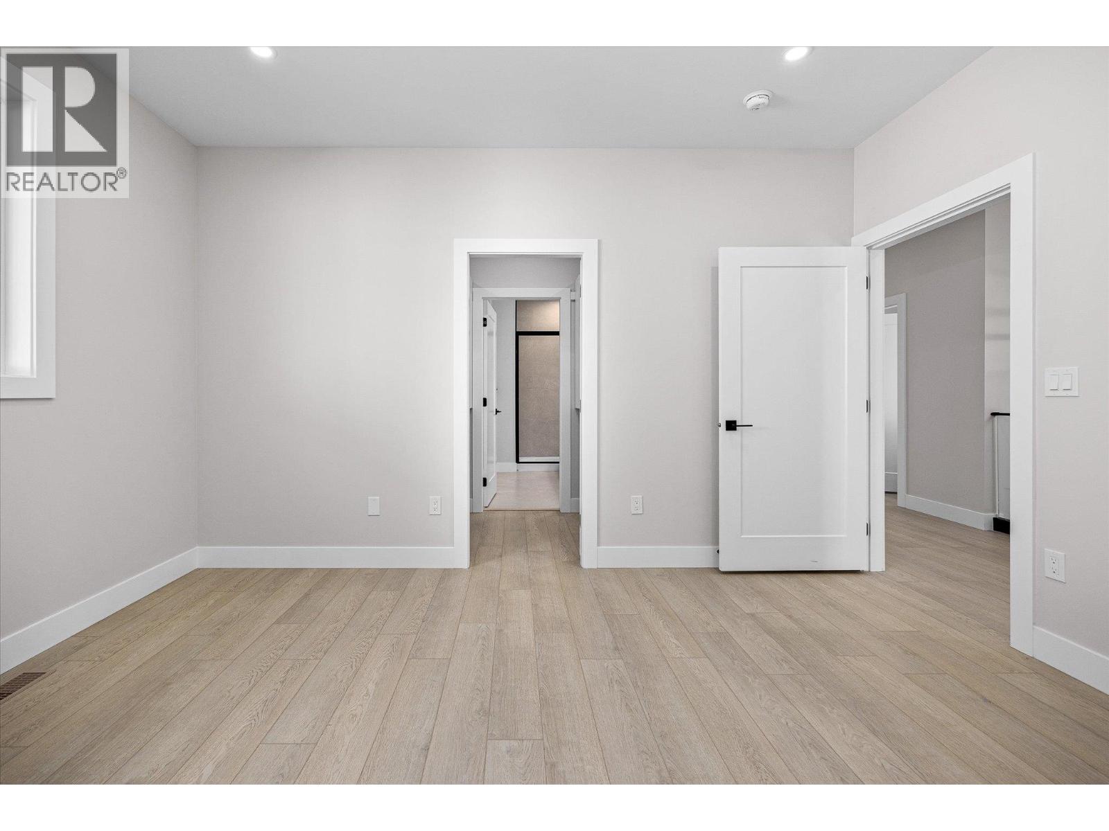 1675 HARBOUR VIEW Crescent