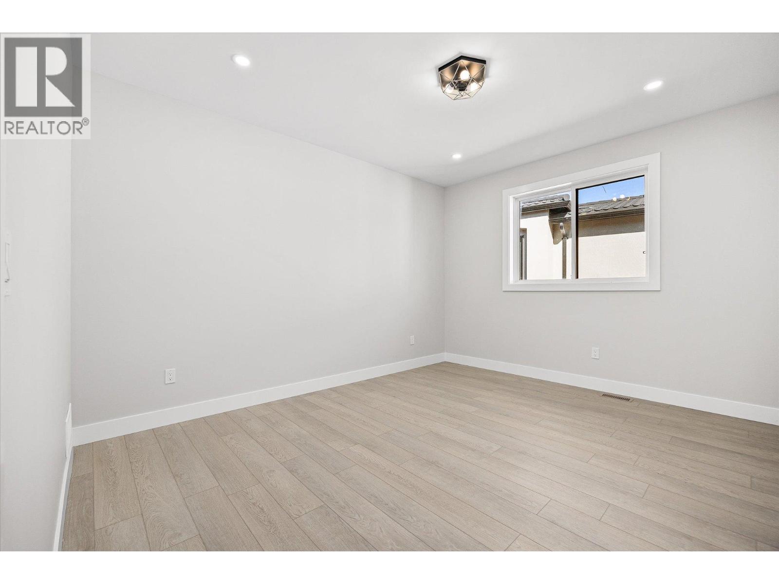 1675 HARBOUR VIEW Crescent
