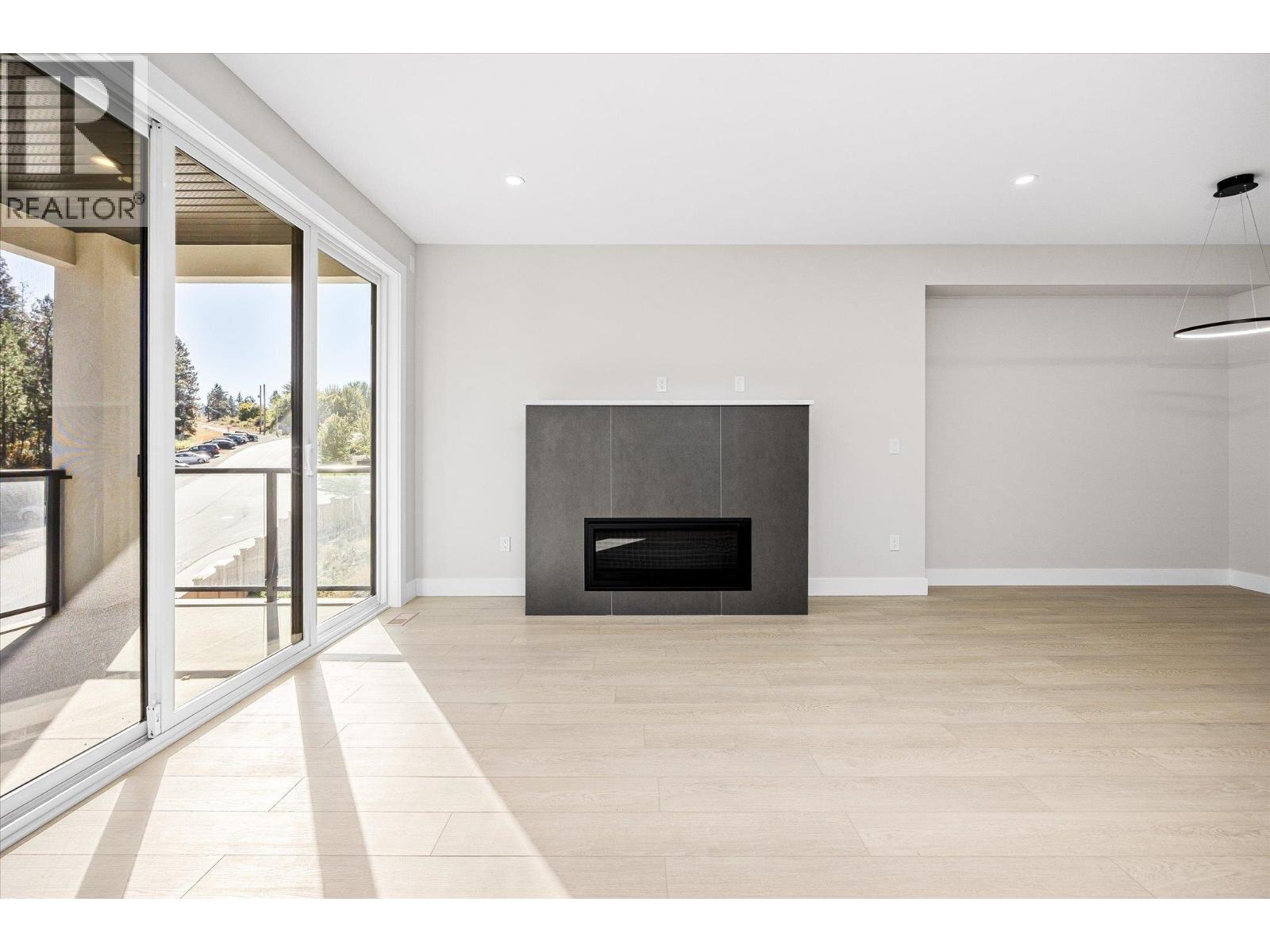 1675 HARBOUR VIEW Crescent