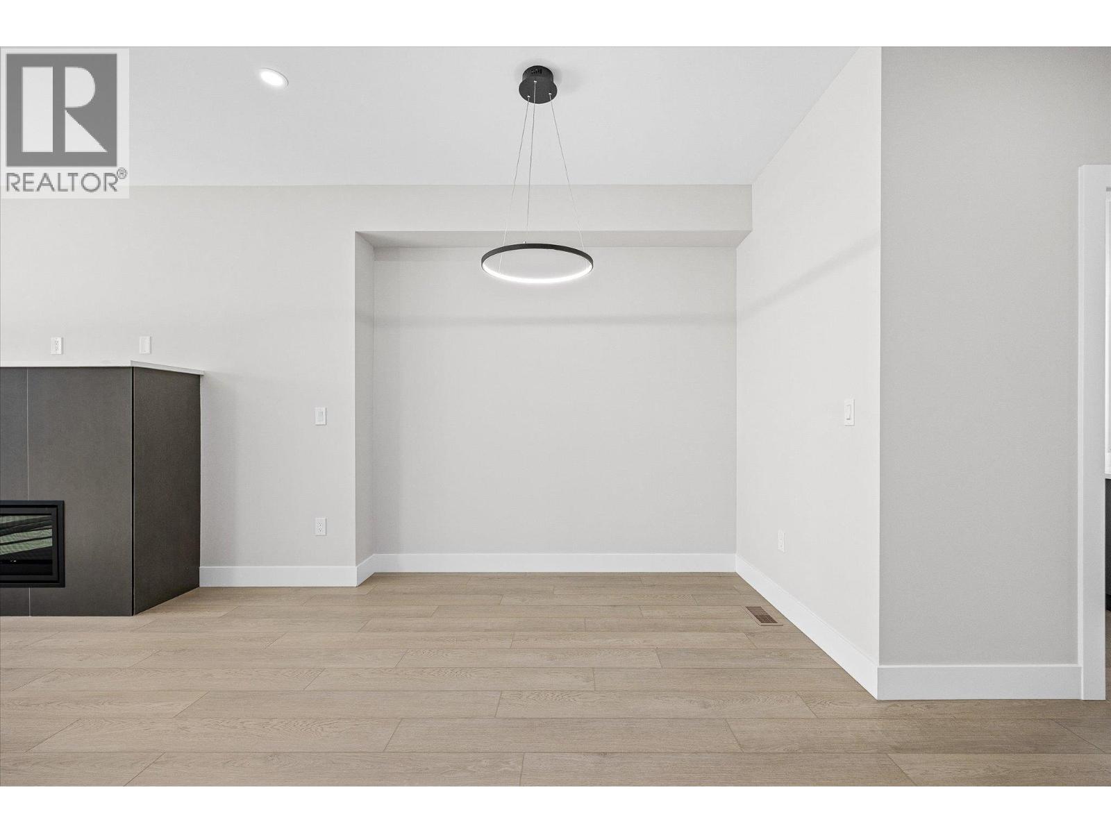 1675 HARBOUR VIEW Crescent