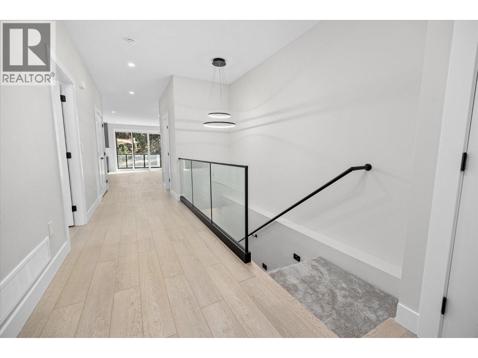 1675 HARBOUR VIEW Crescent