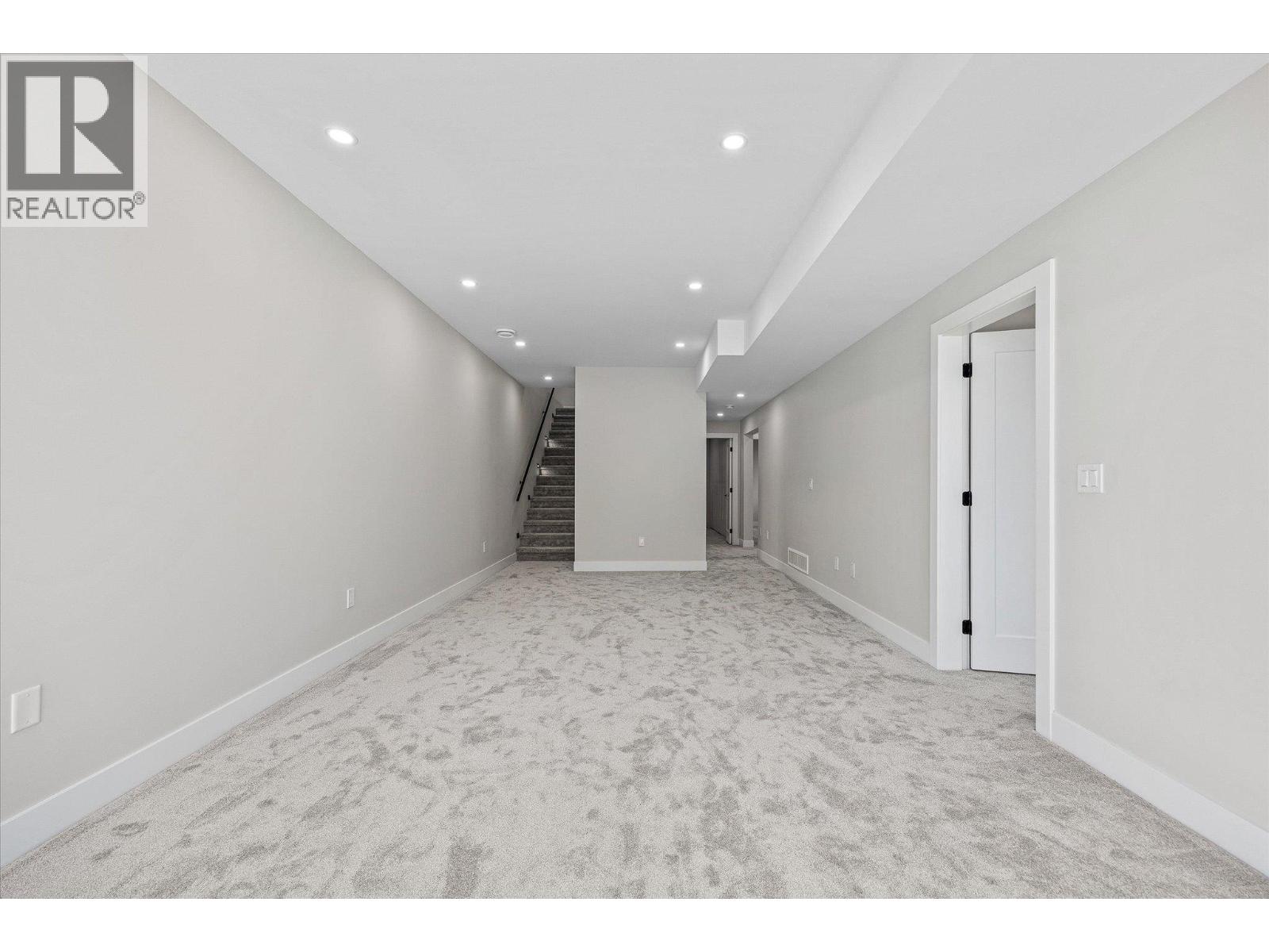 1675 HARBOUR VIEW Crescent