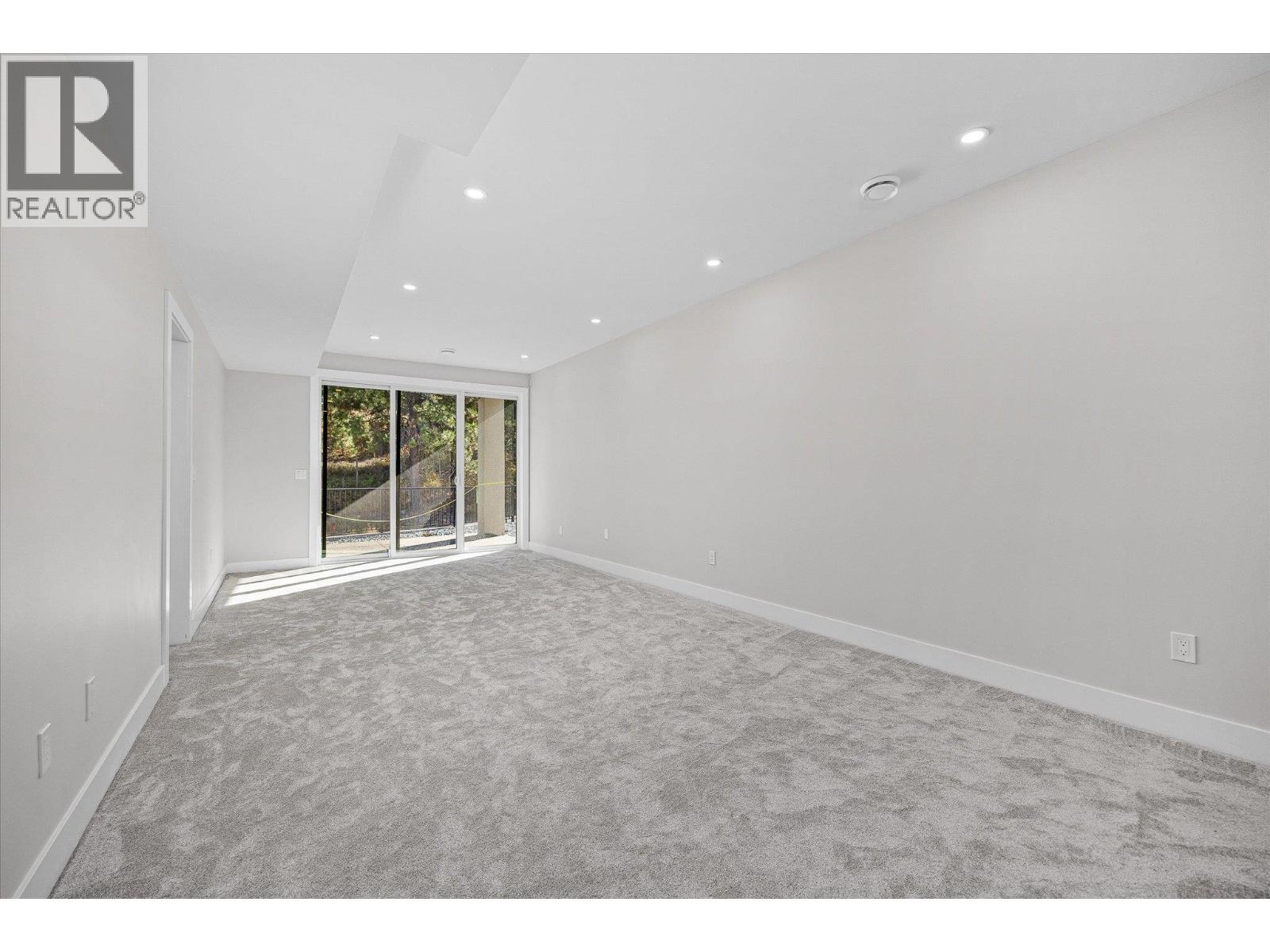1675 HARBOUR VIEW Crescent
