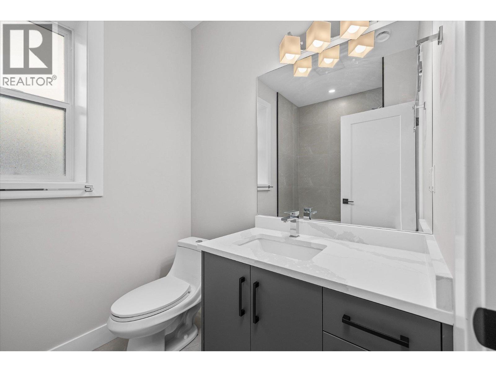 1675 HARBOUR VIEW Crescent