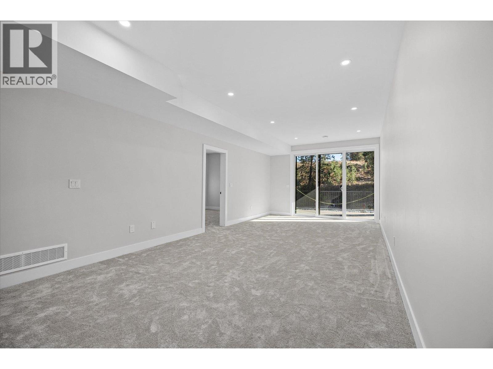 1675 HARBOUR VIEW Crescent