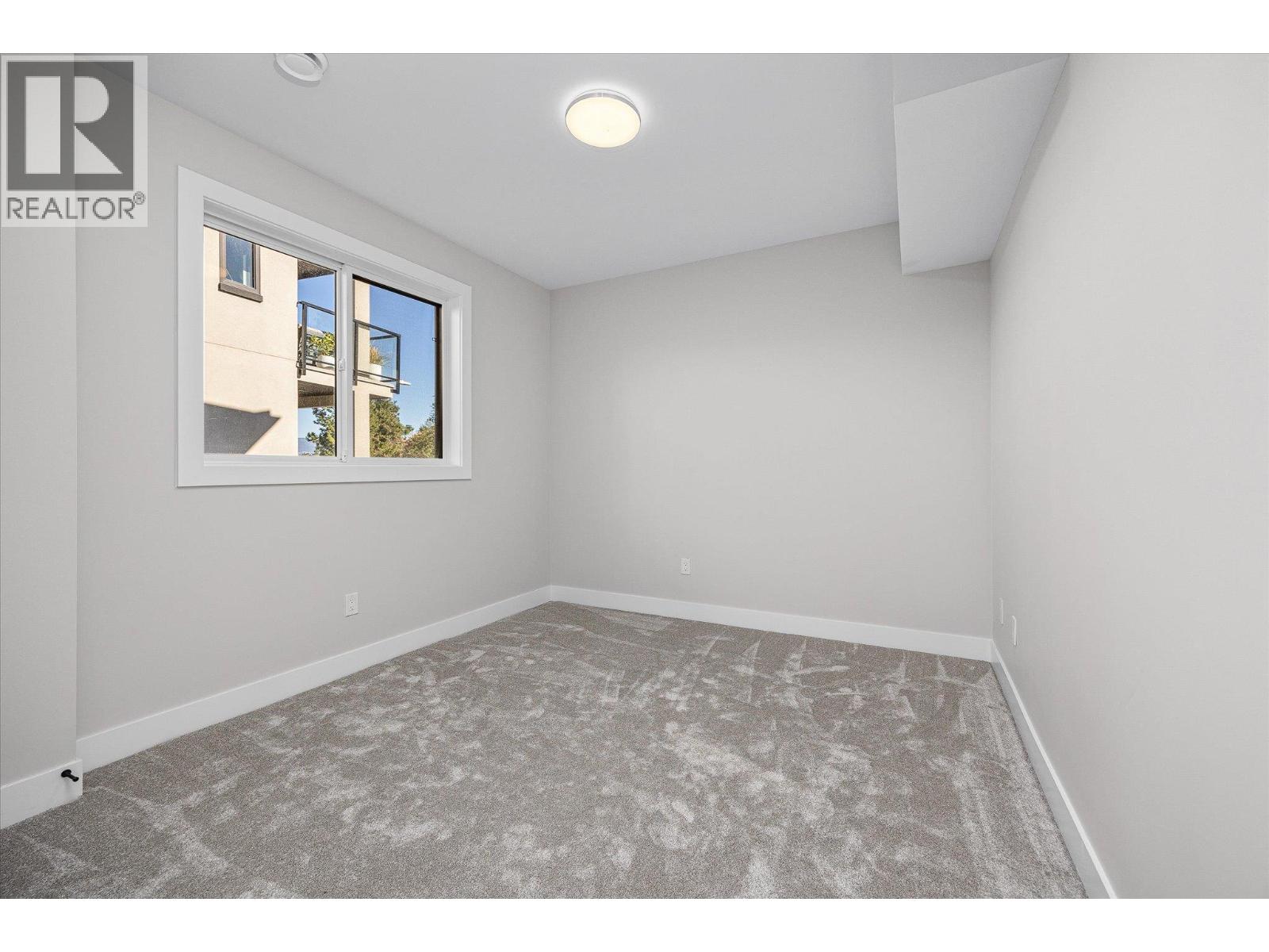 1675 HARBOUR VIEW Crescent