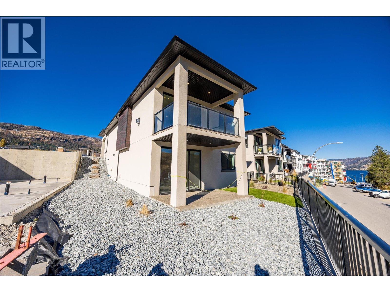1675 HARBOUR VIEW Crescent