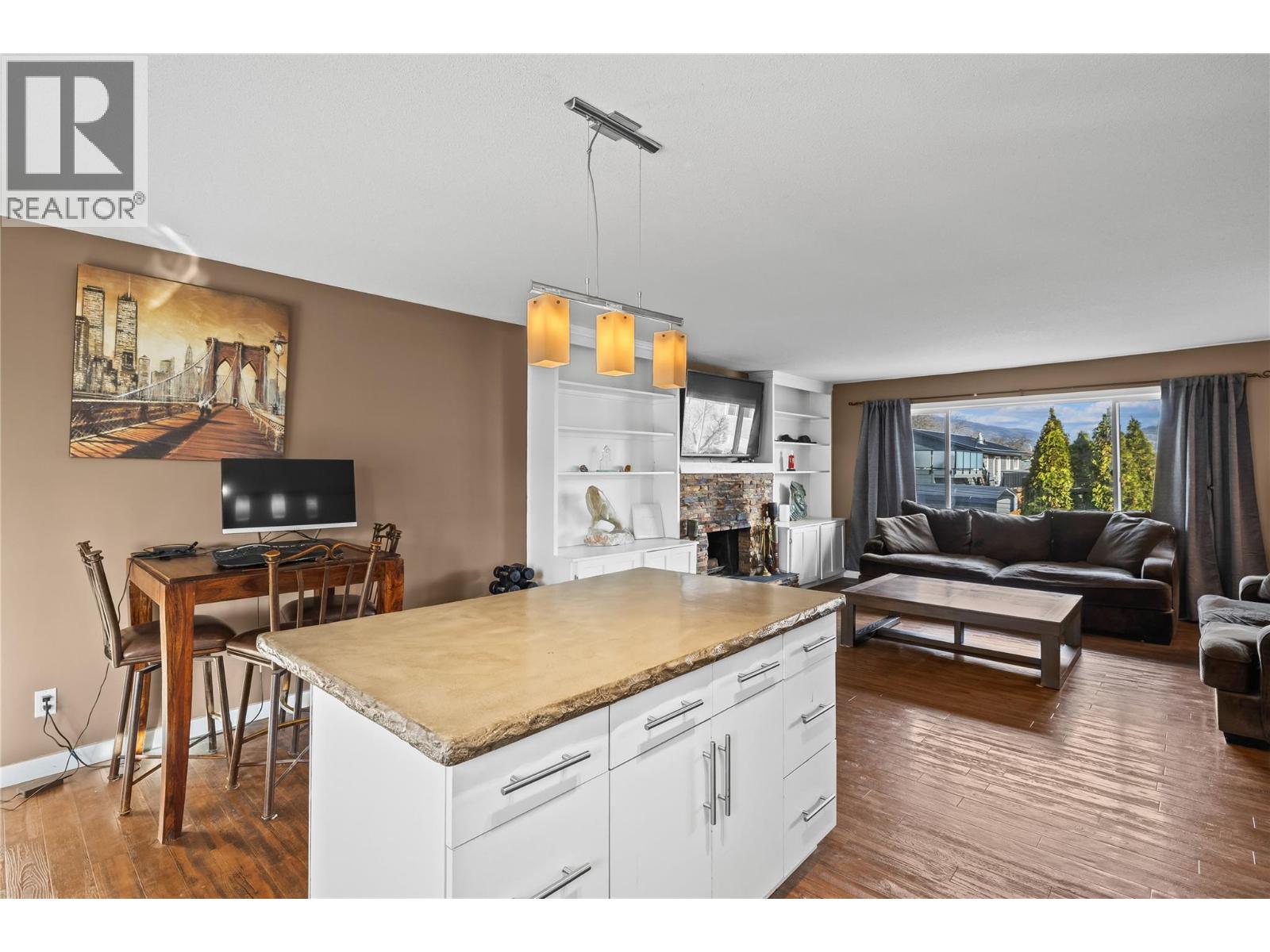 909 Grenfell Court