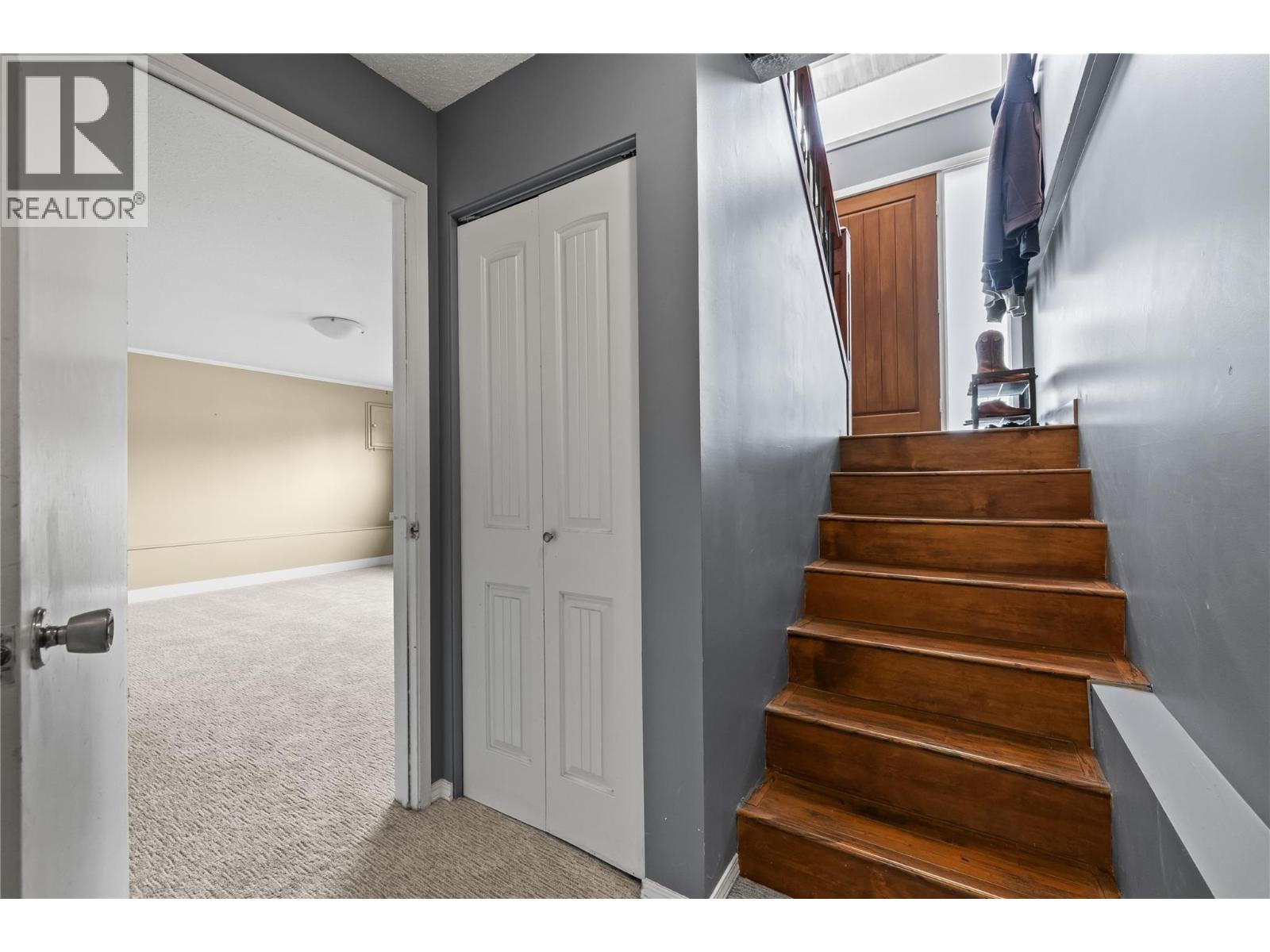 909 Grenfell Court