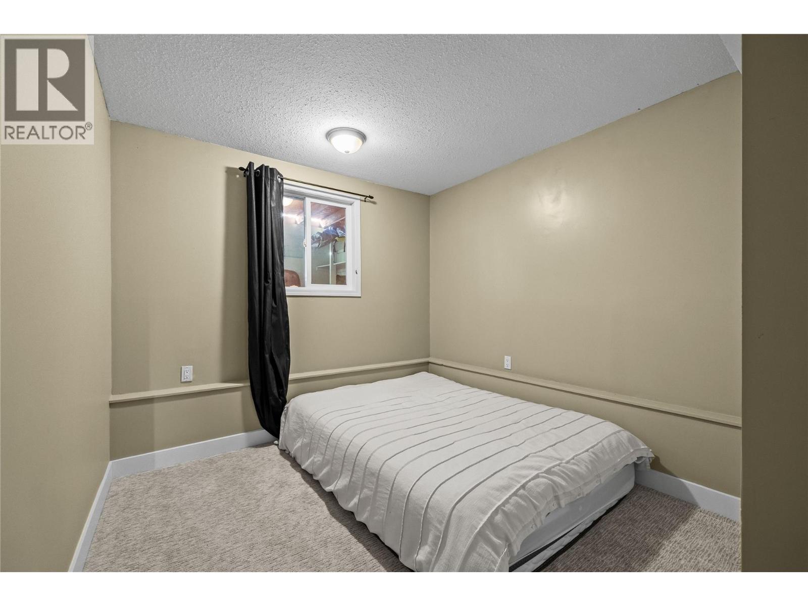 909 Grenfell Court