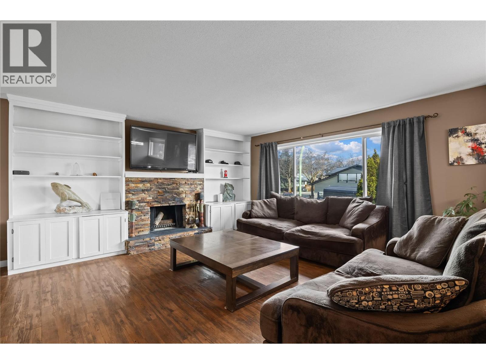 909 Grenfell Court