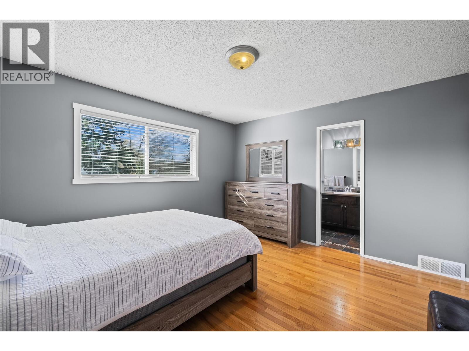 909 Grenfell Court