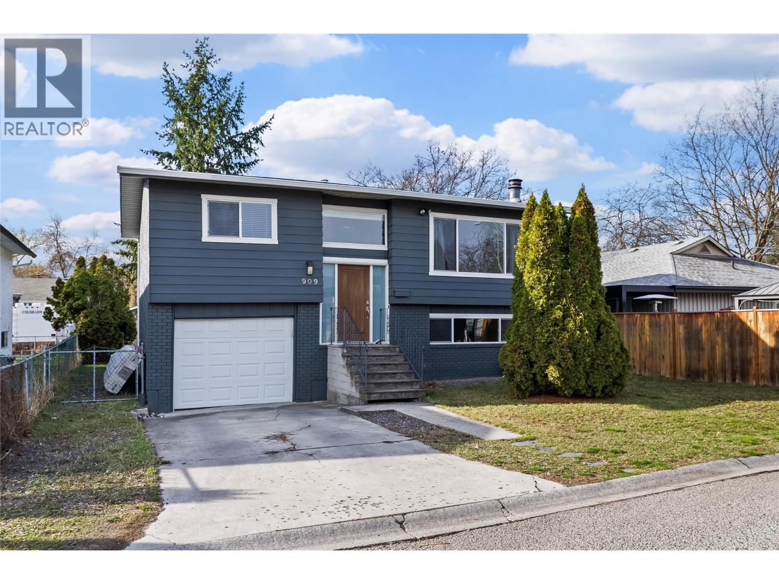 909 Grenfell Court