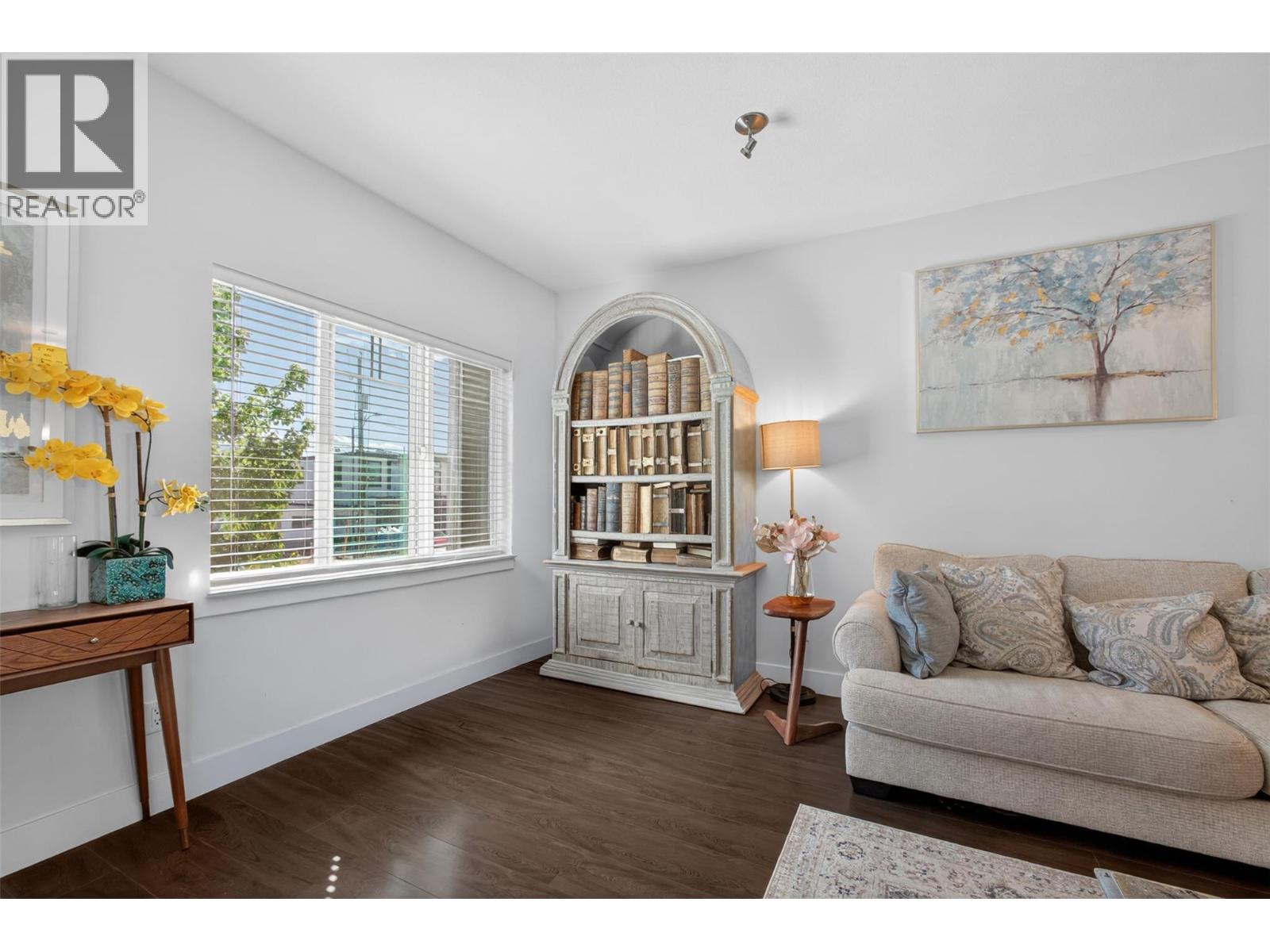 600 Sherwood Road Unit# 4