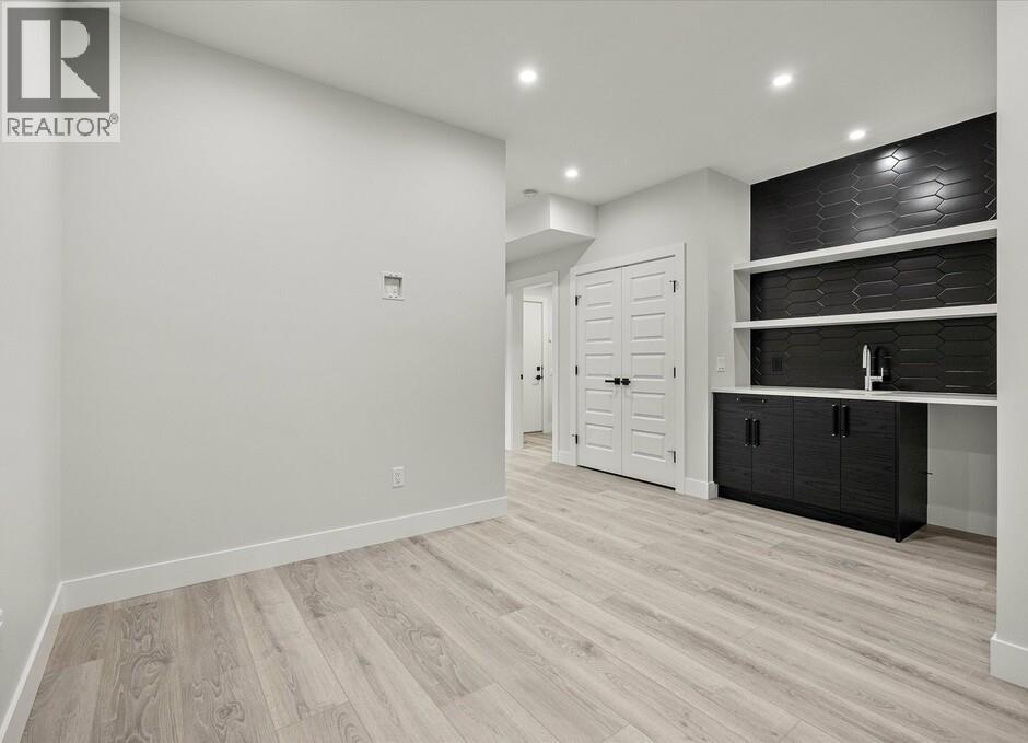 1221 Lone Pine Drive