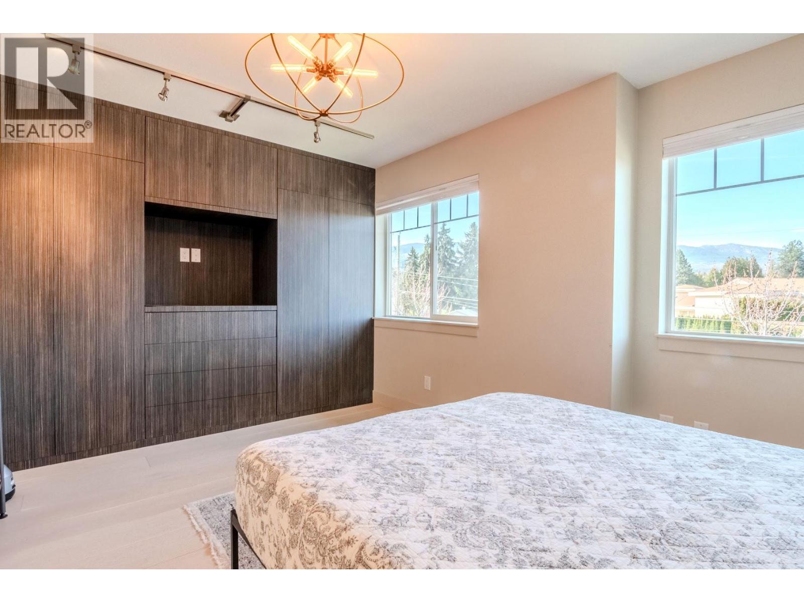 600 Sherwood Road Unit# 10