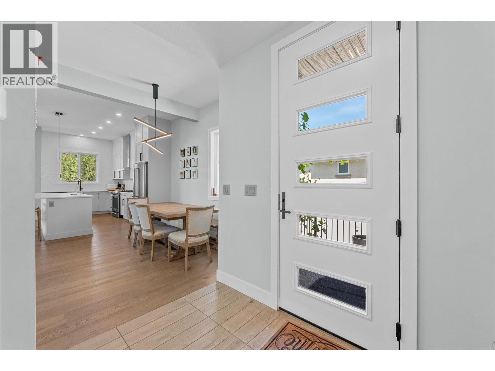 1846 Viewpoint Crescent