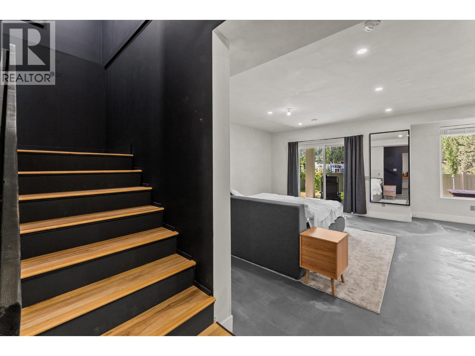 1846 Viewpoint Crescent