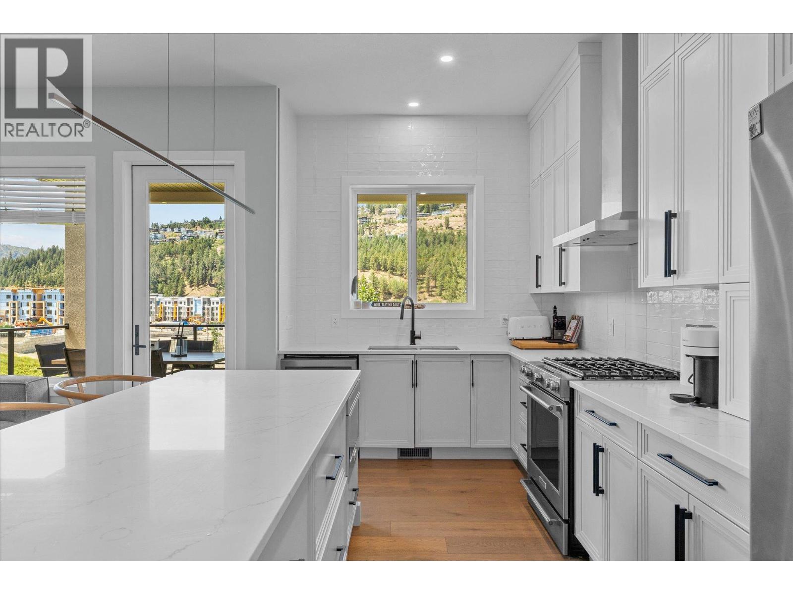 1846 Viewpoint Crescent