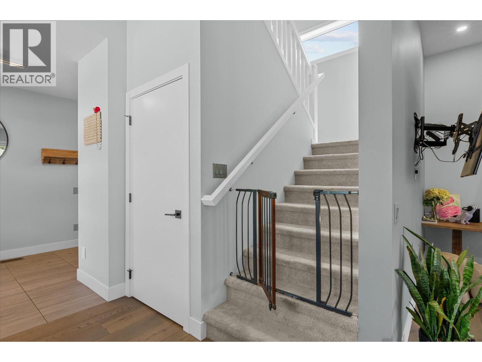 1846 Viewpoint Crescent