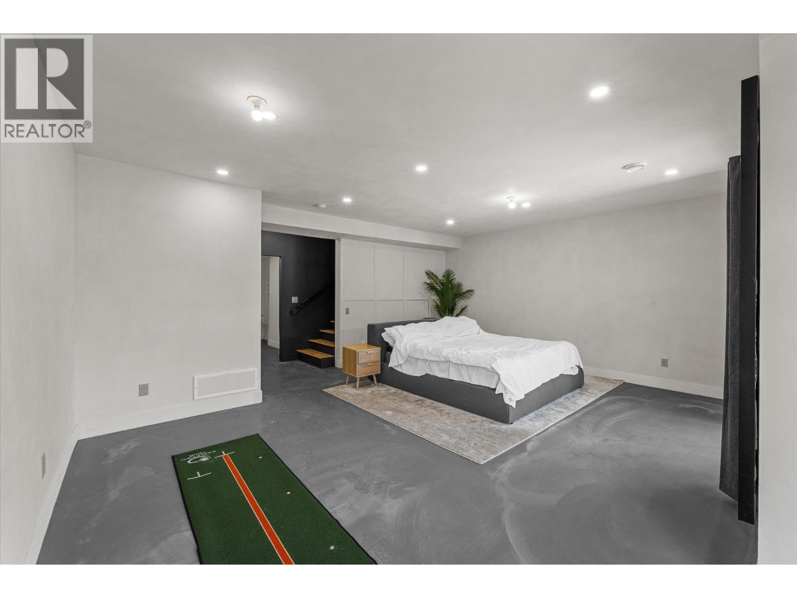 1846 Viewpoint Crescent