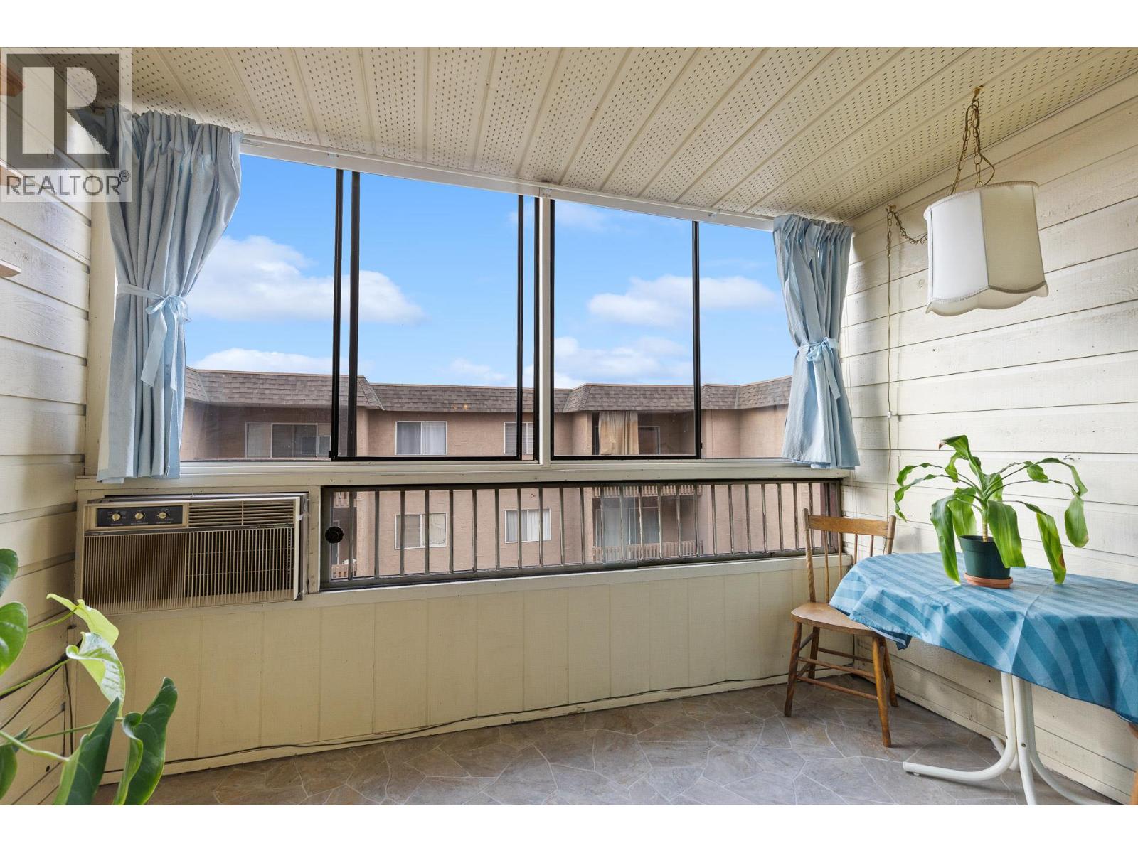 555 Rowcliffe Avenue Unit# 406