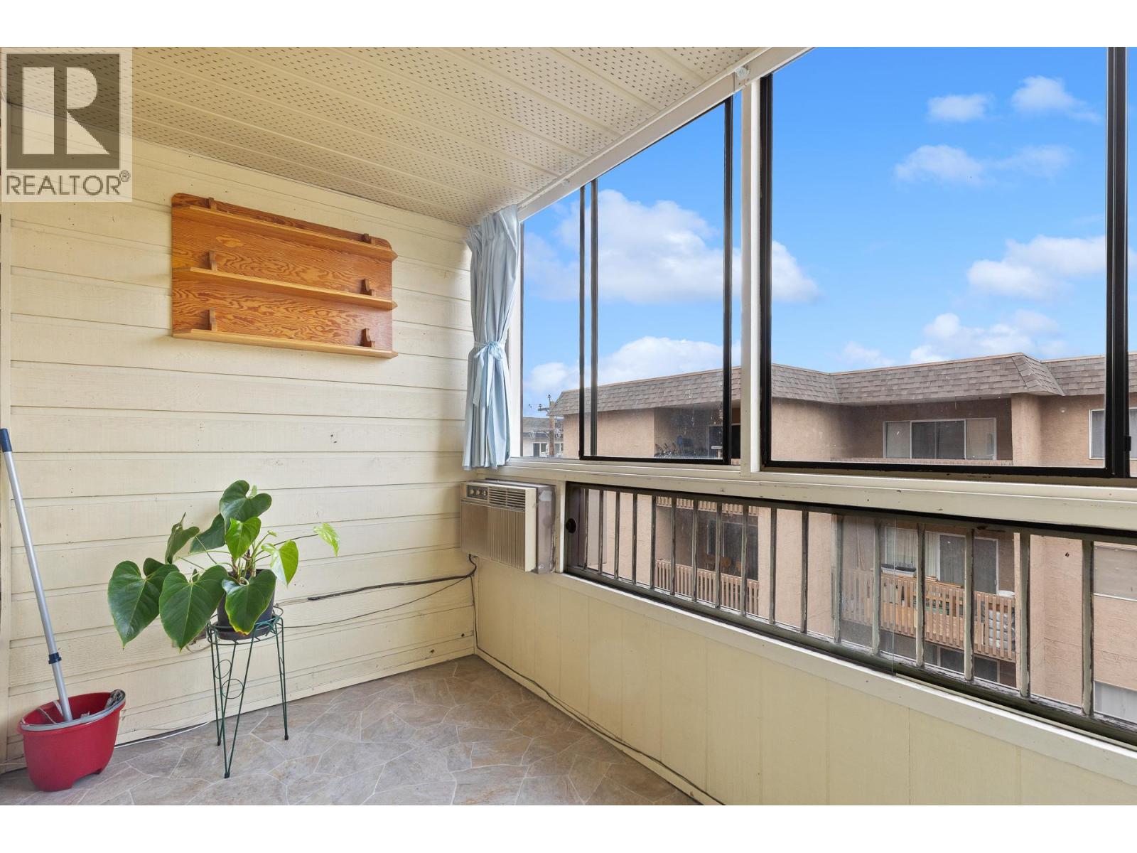 555 Rowcliffe Avenue Unit# 406