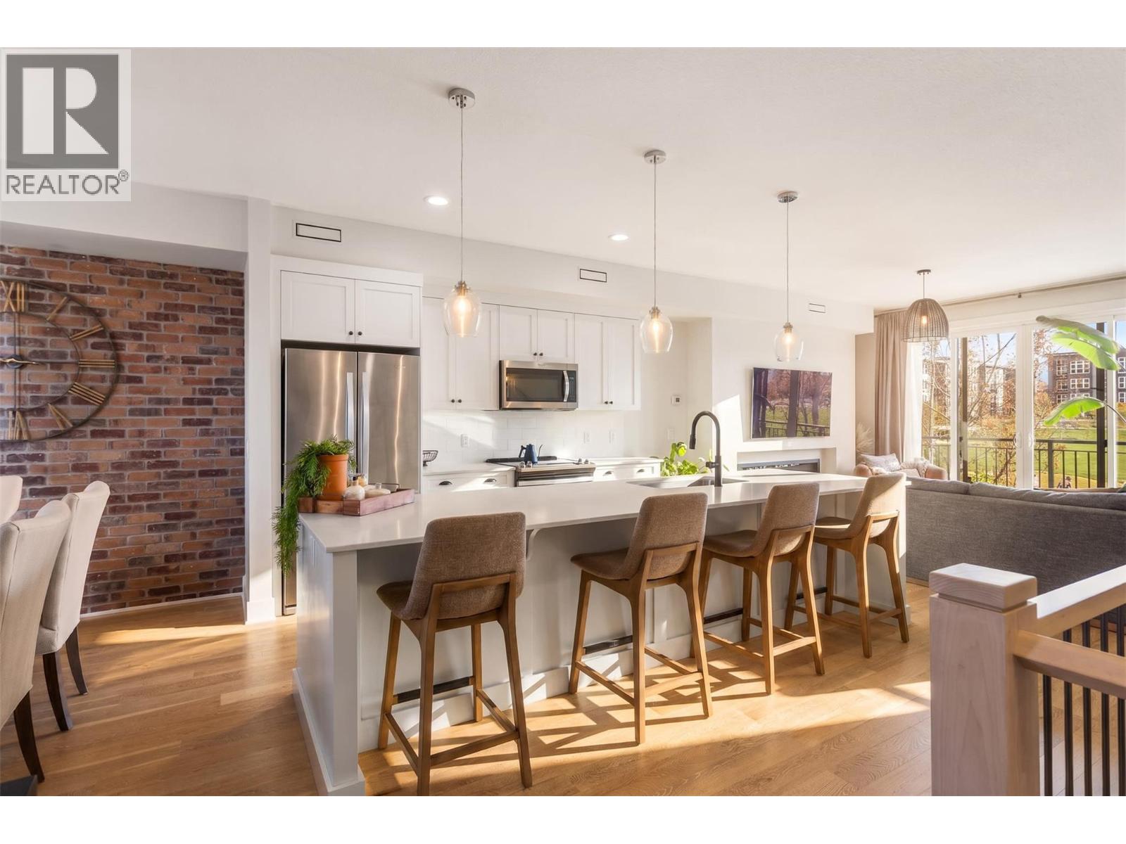 555 Buckland Avenue Unit# 106