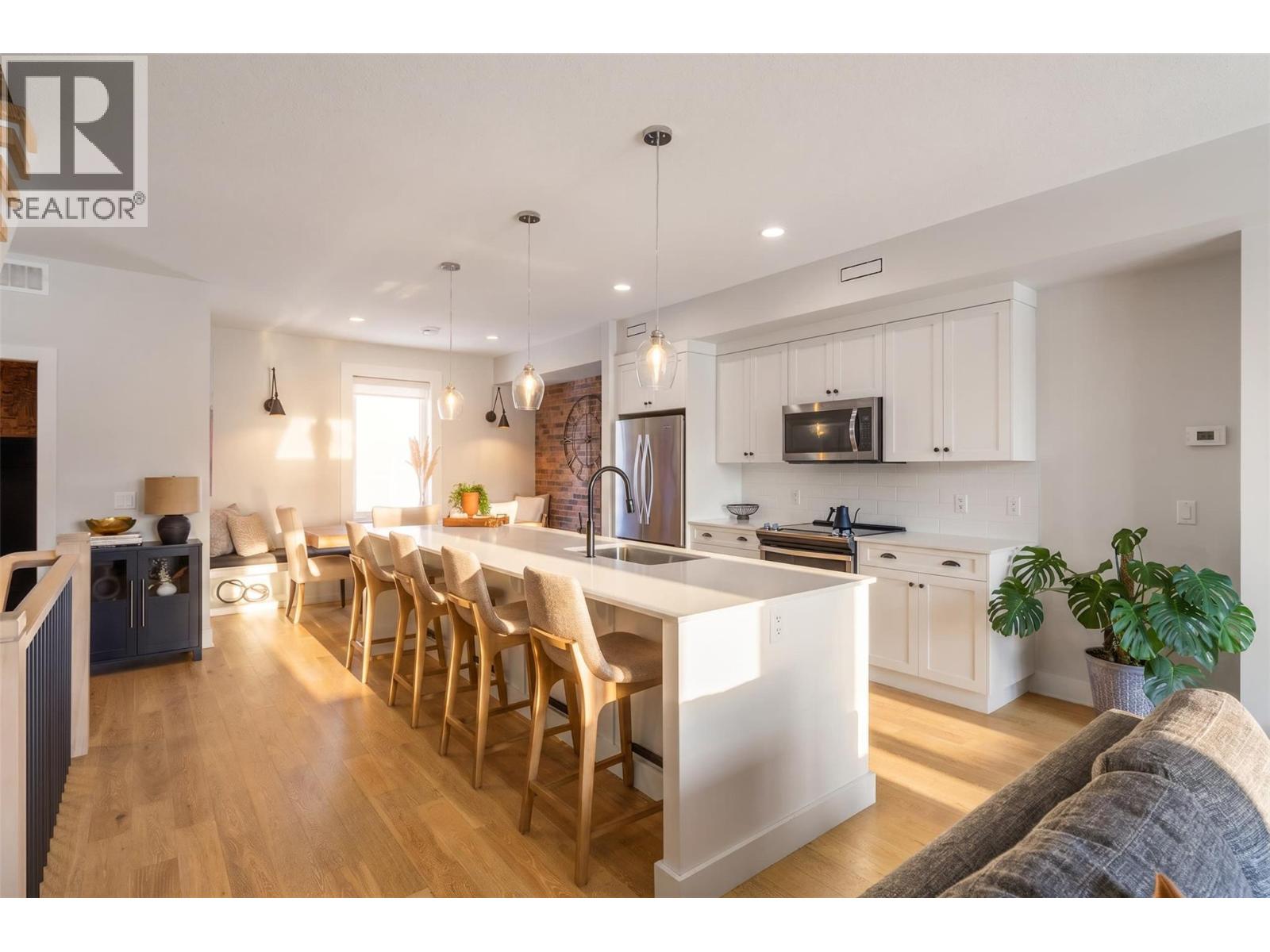 555 Buckland Avenue Unit# 106