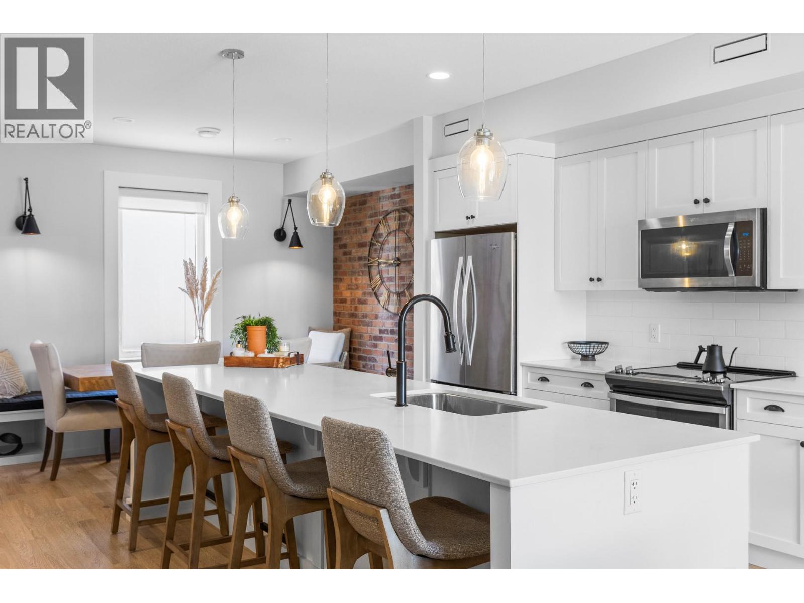 555 Buckland Avenue Unit# 106
