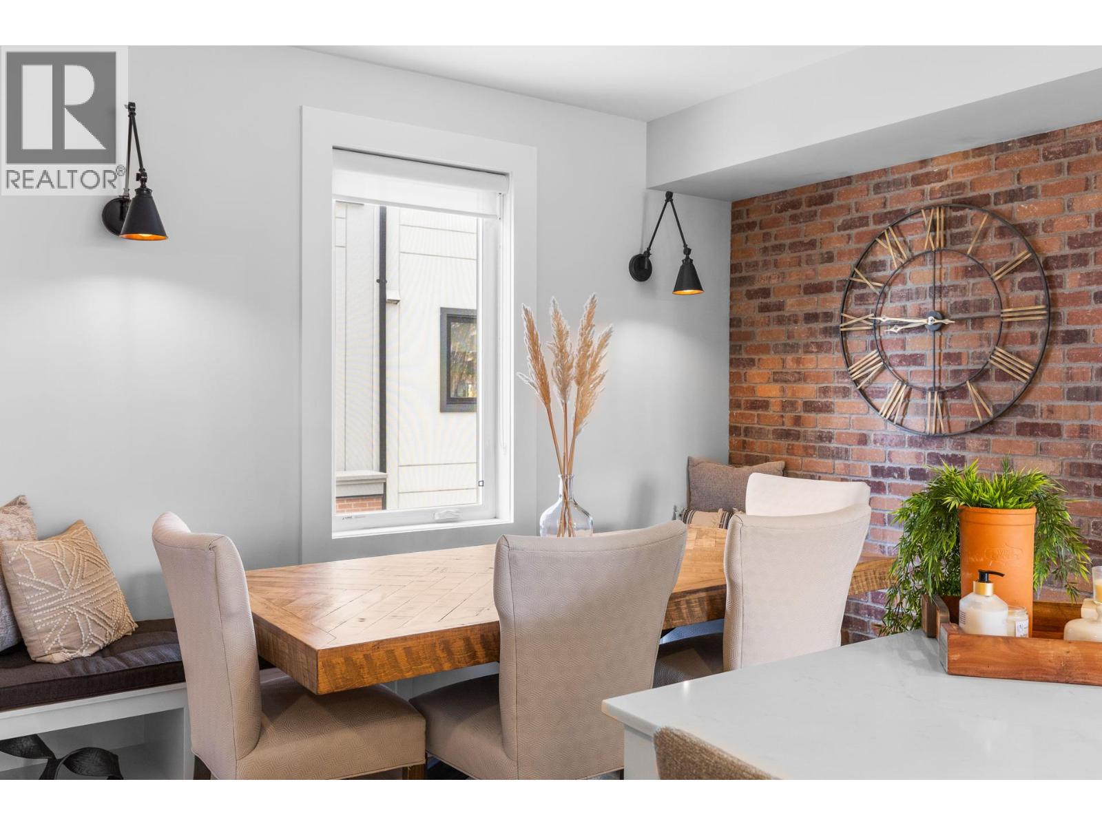 555 Buckland Avenue Unit# 106