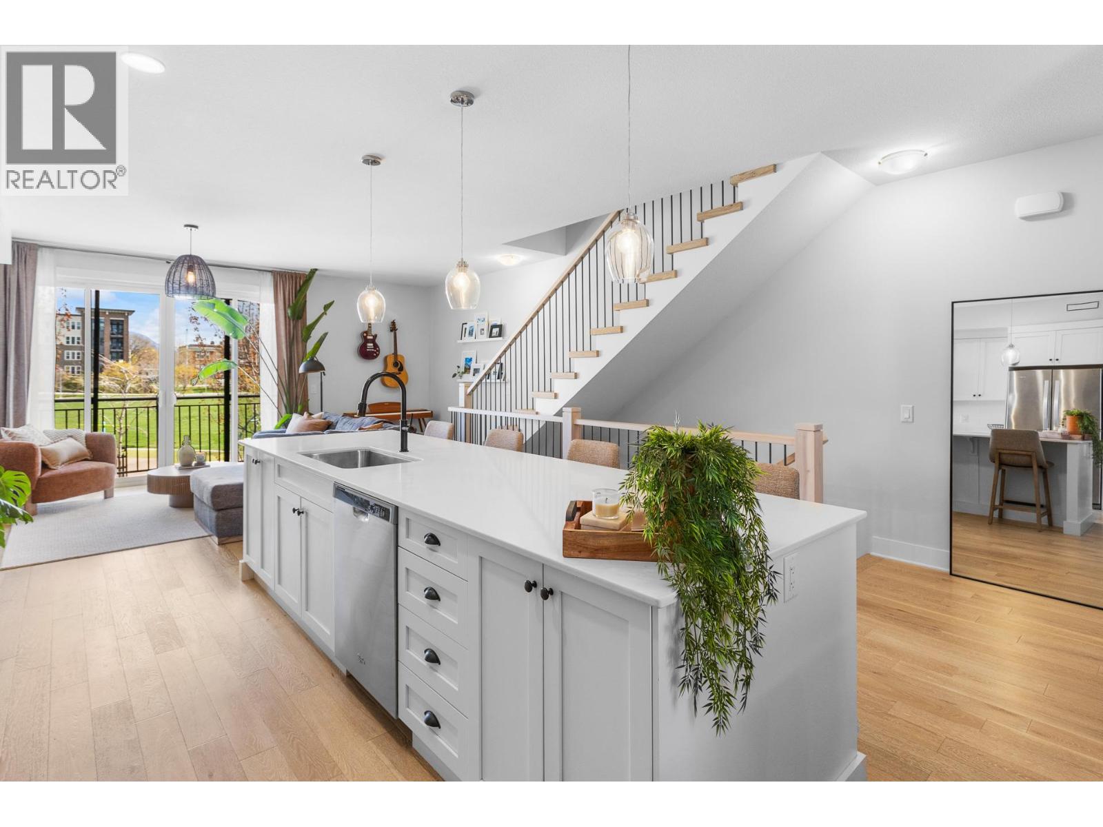 555 Buckland Avenue Unit# 106