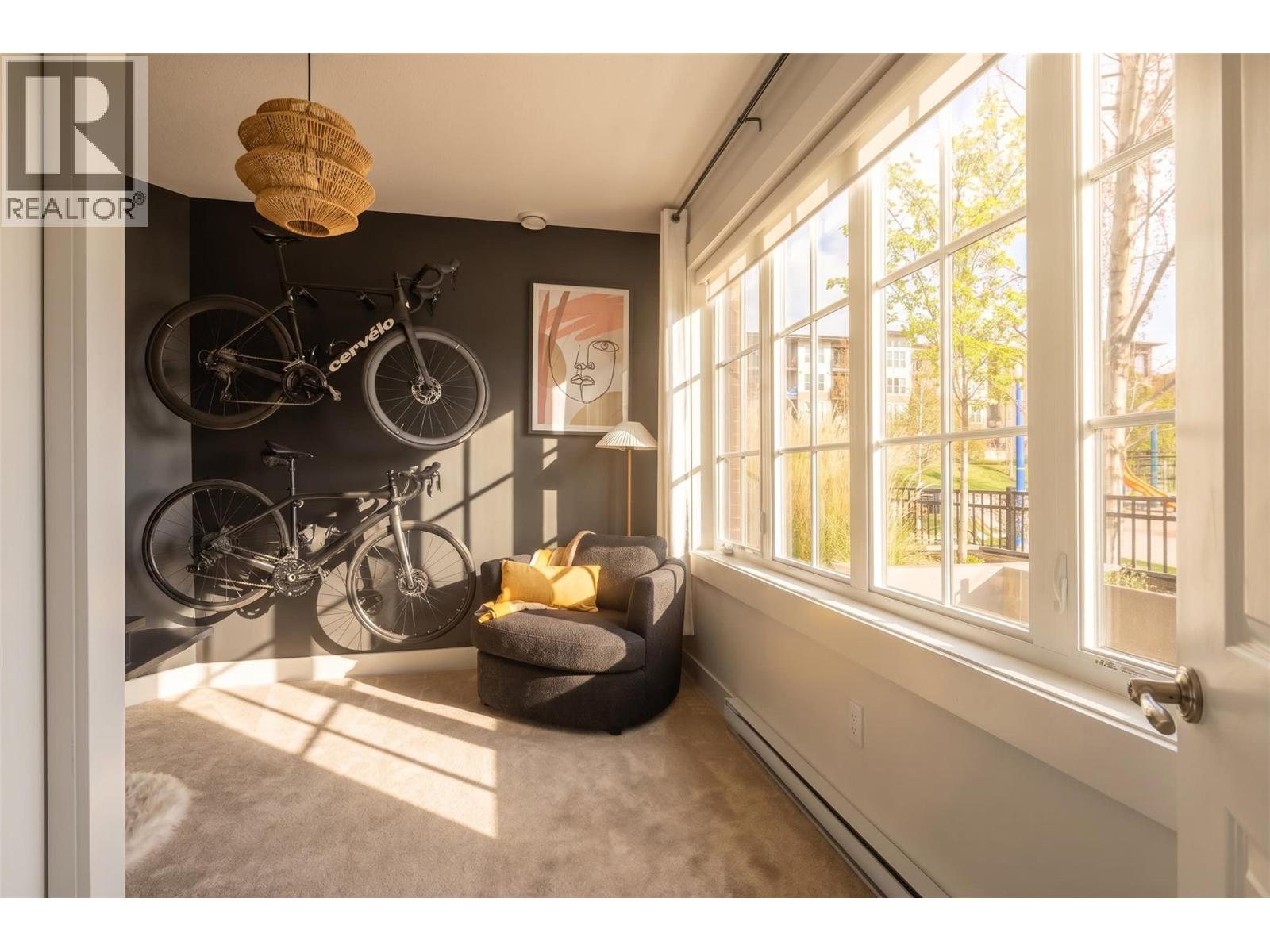 555 Buckland Avenue Unit# 106