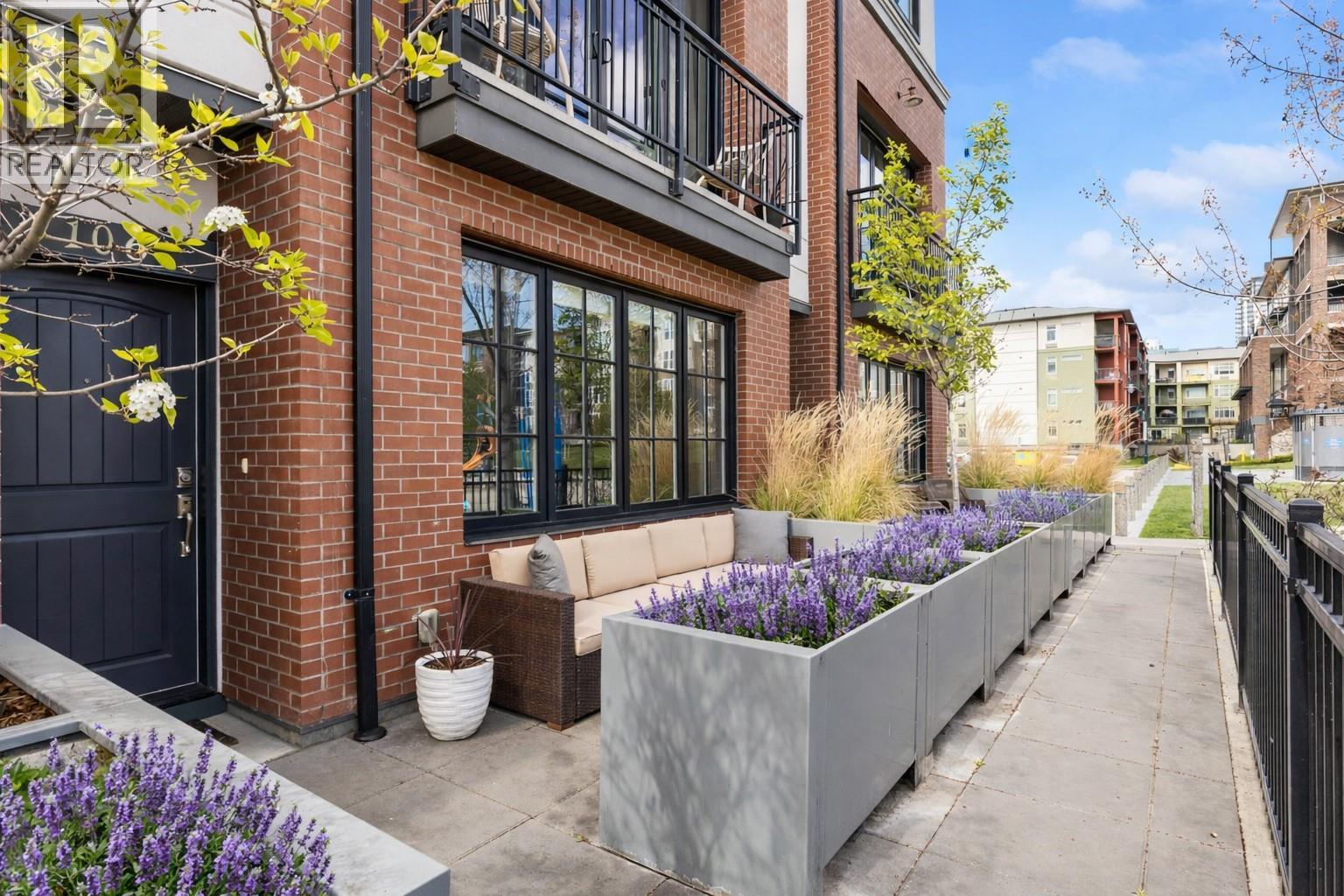 555 Buckland Avenue Unit# 106