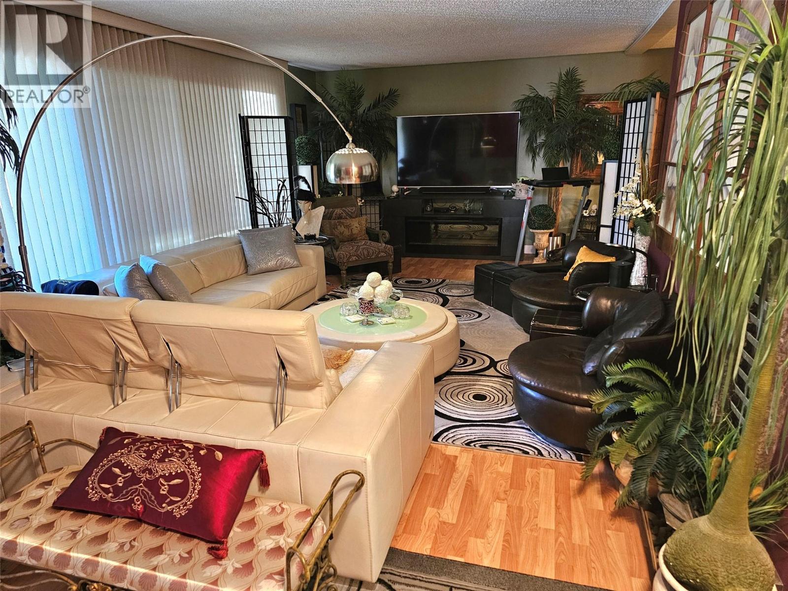 599 Clifton Road S