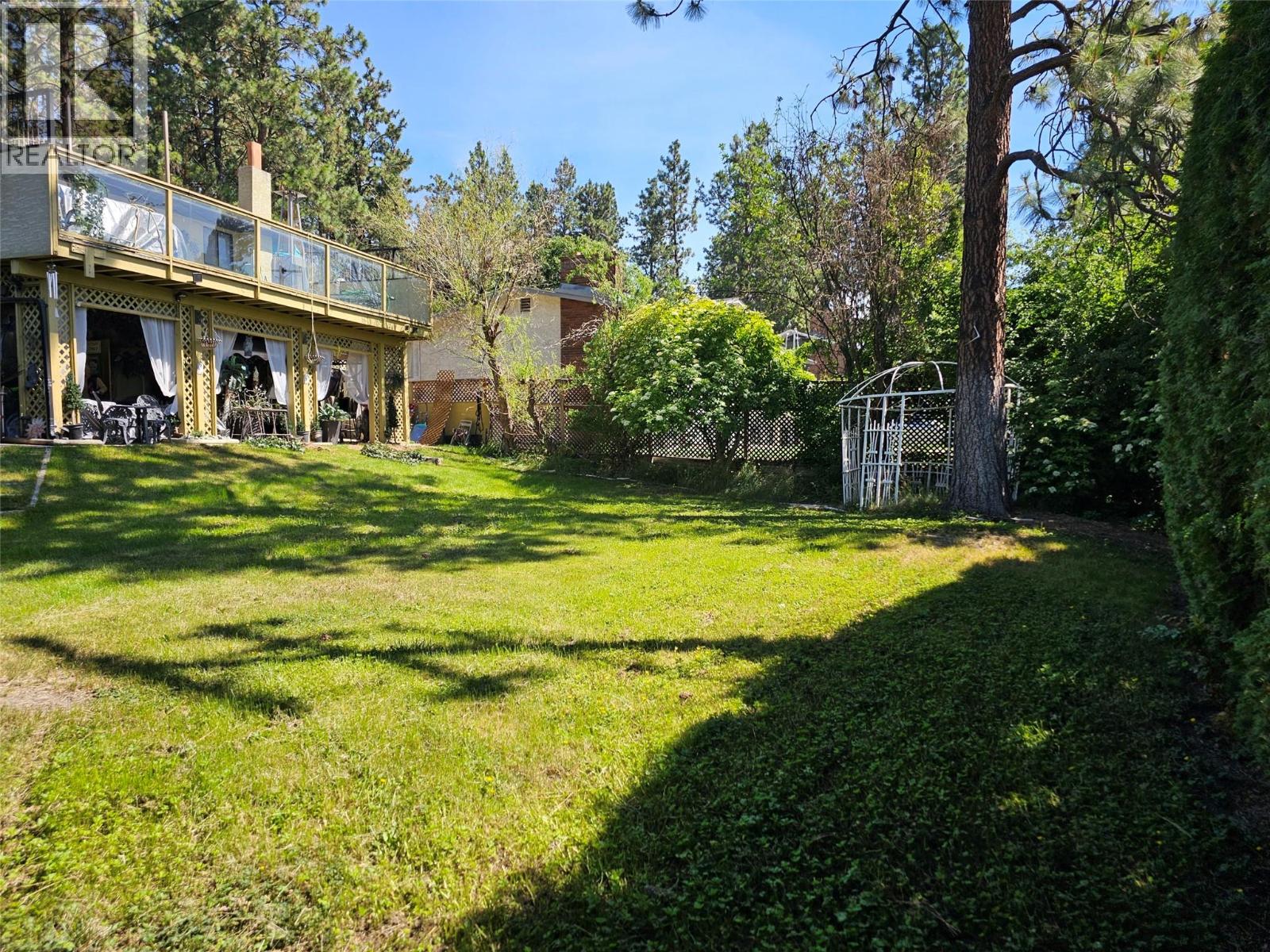 599 Clifton Road S
