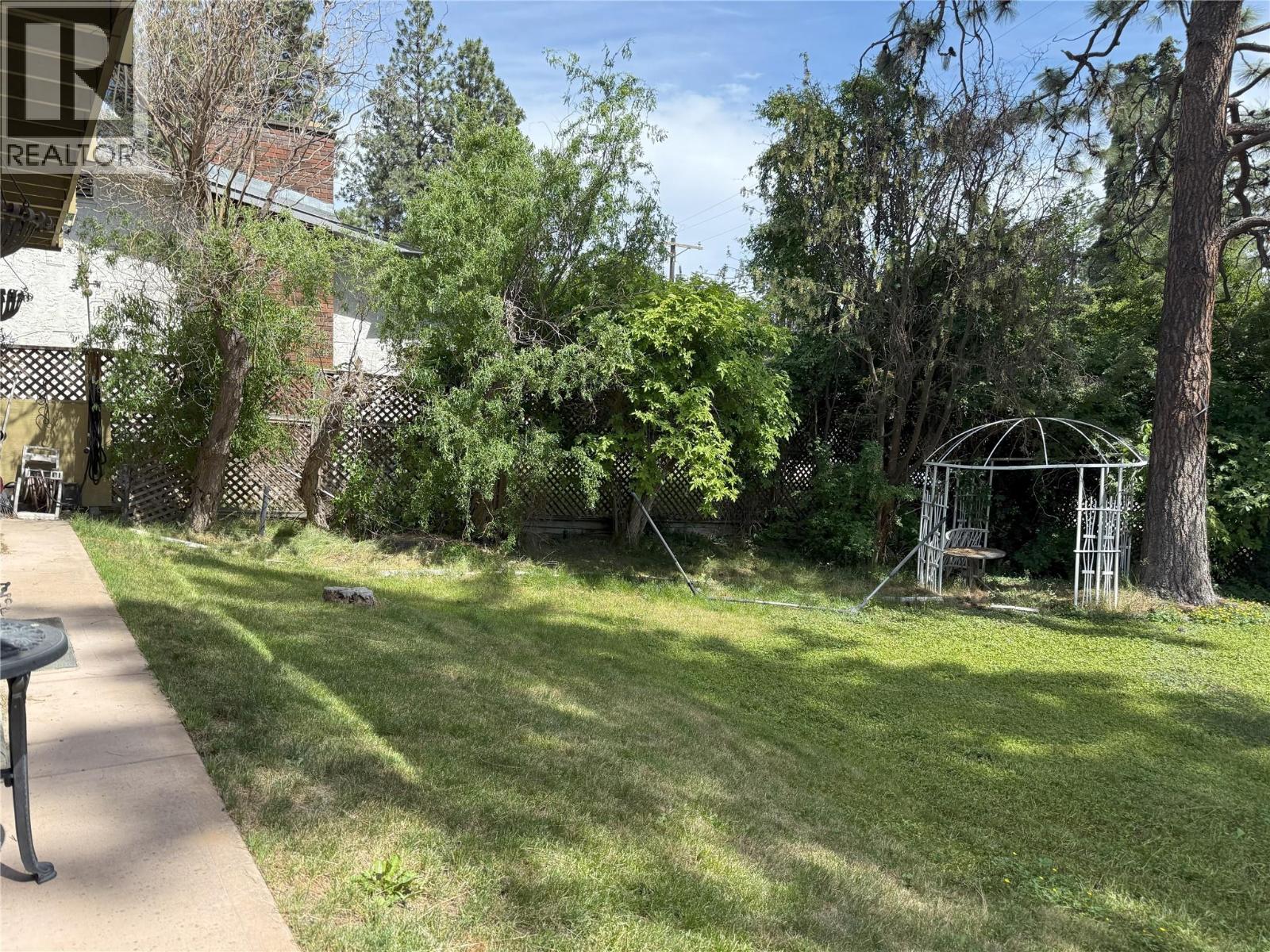599 Clifton Road S