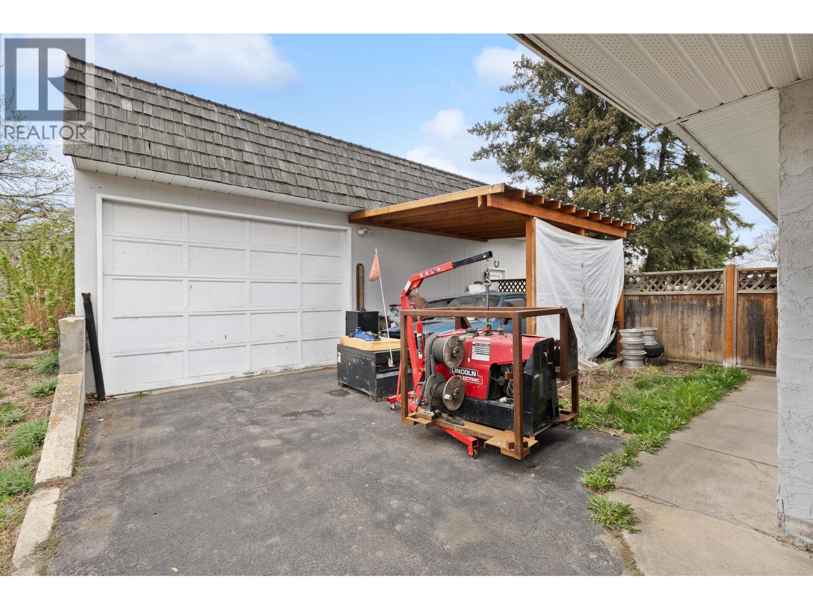 11438 Okanagan Centre Road E