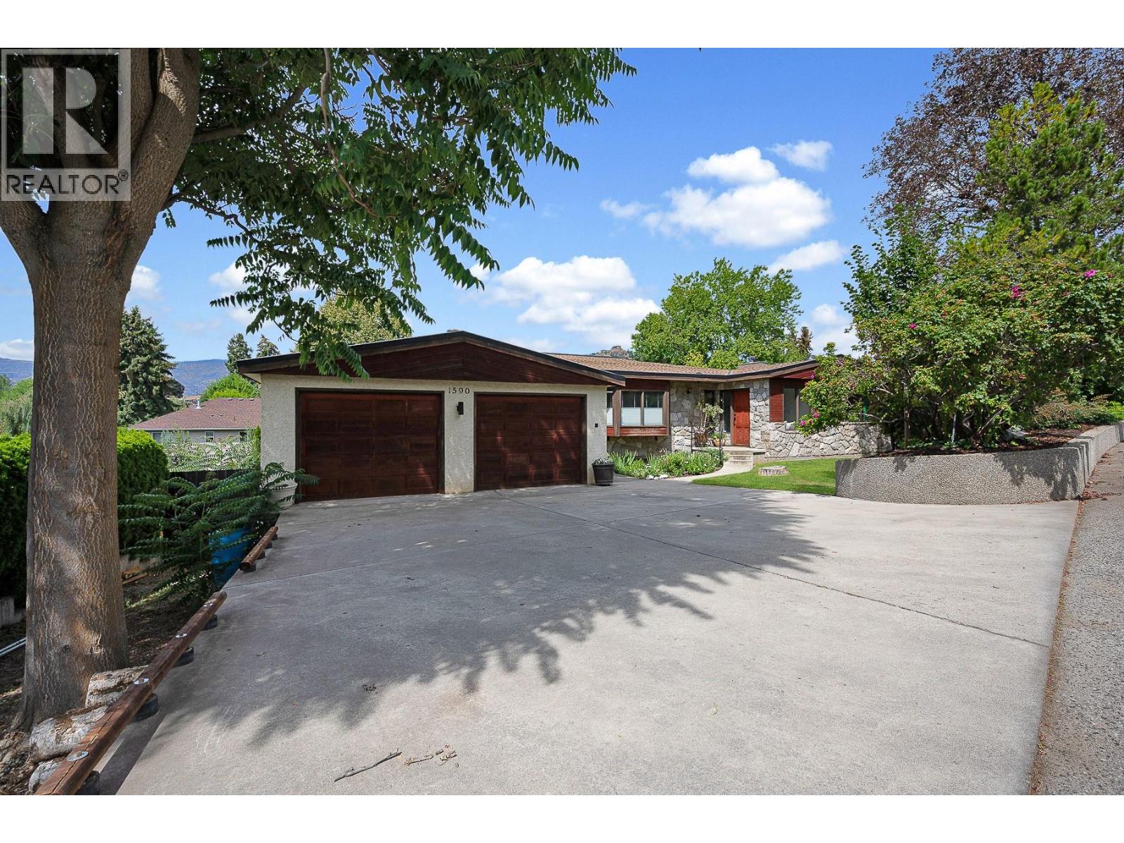 1590 Willow Crescent