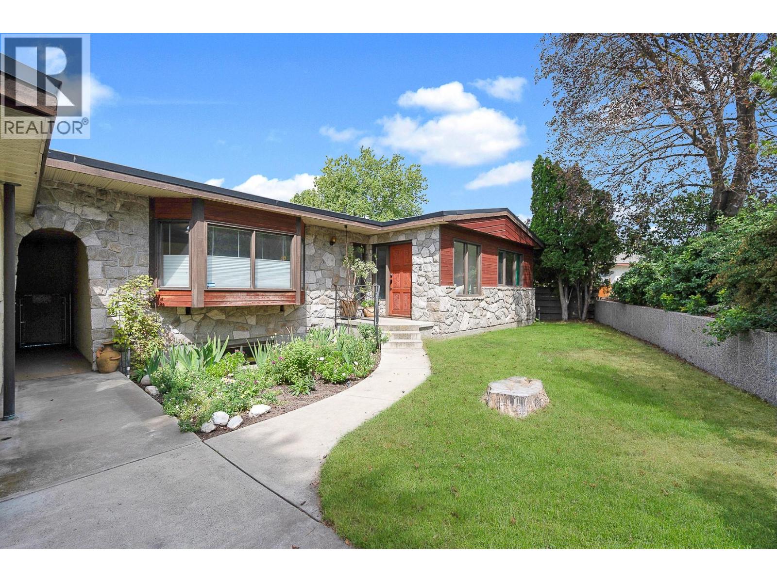 1590 Willow Crescent