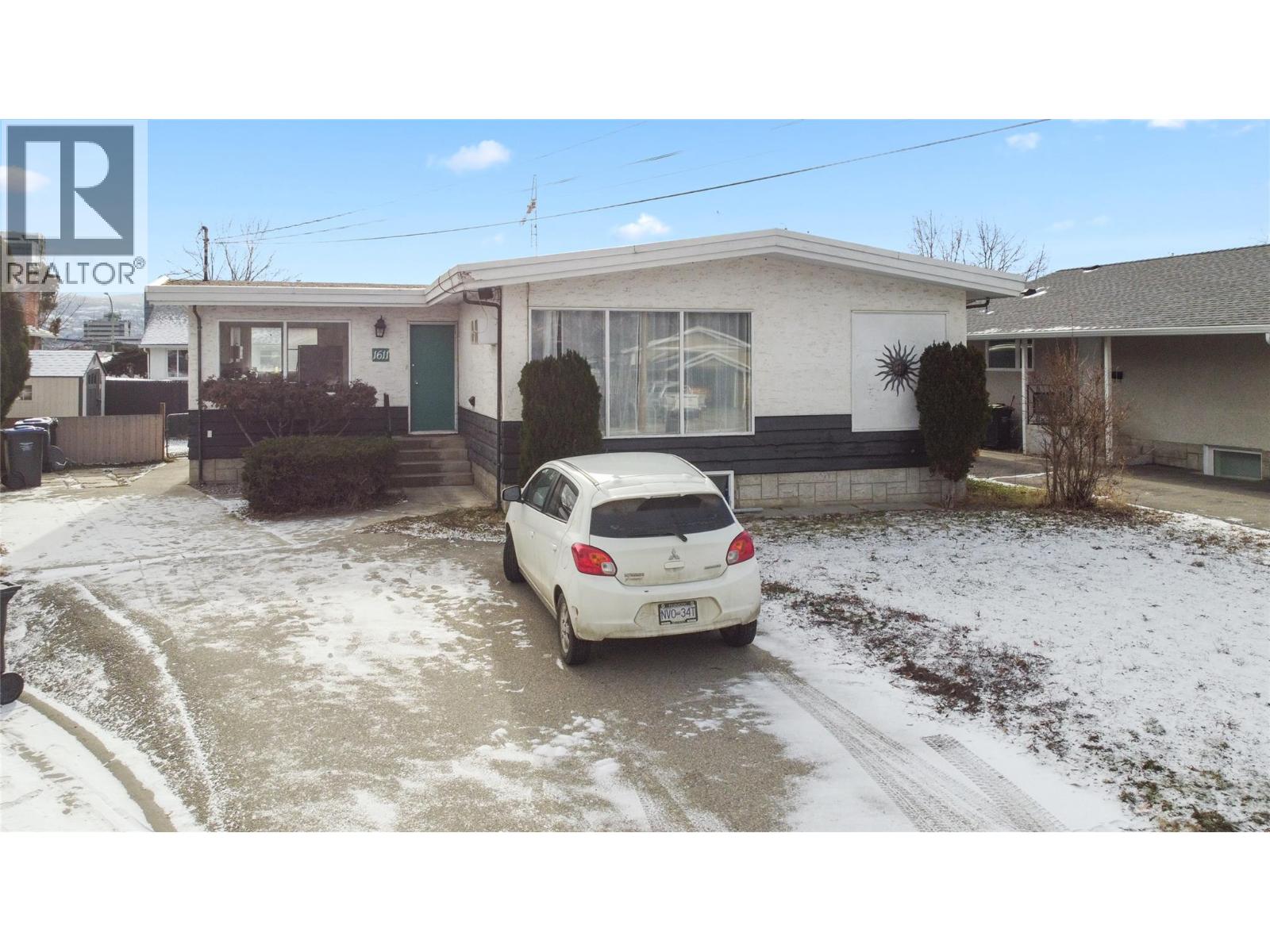 1611 Elm Street E