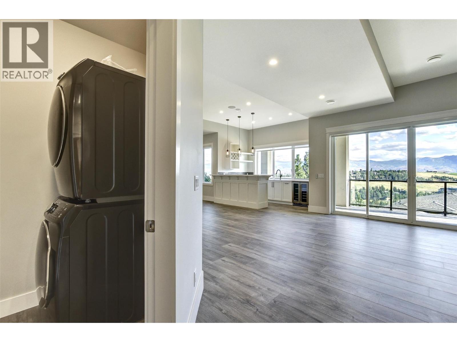 1051 Aurora Heights
