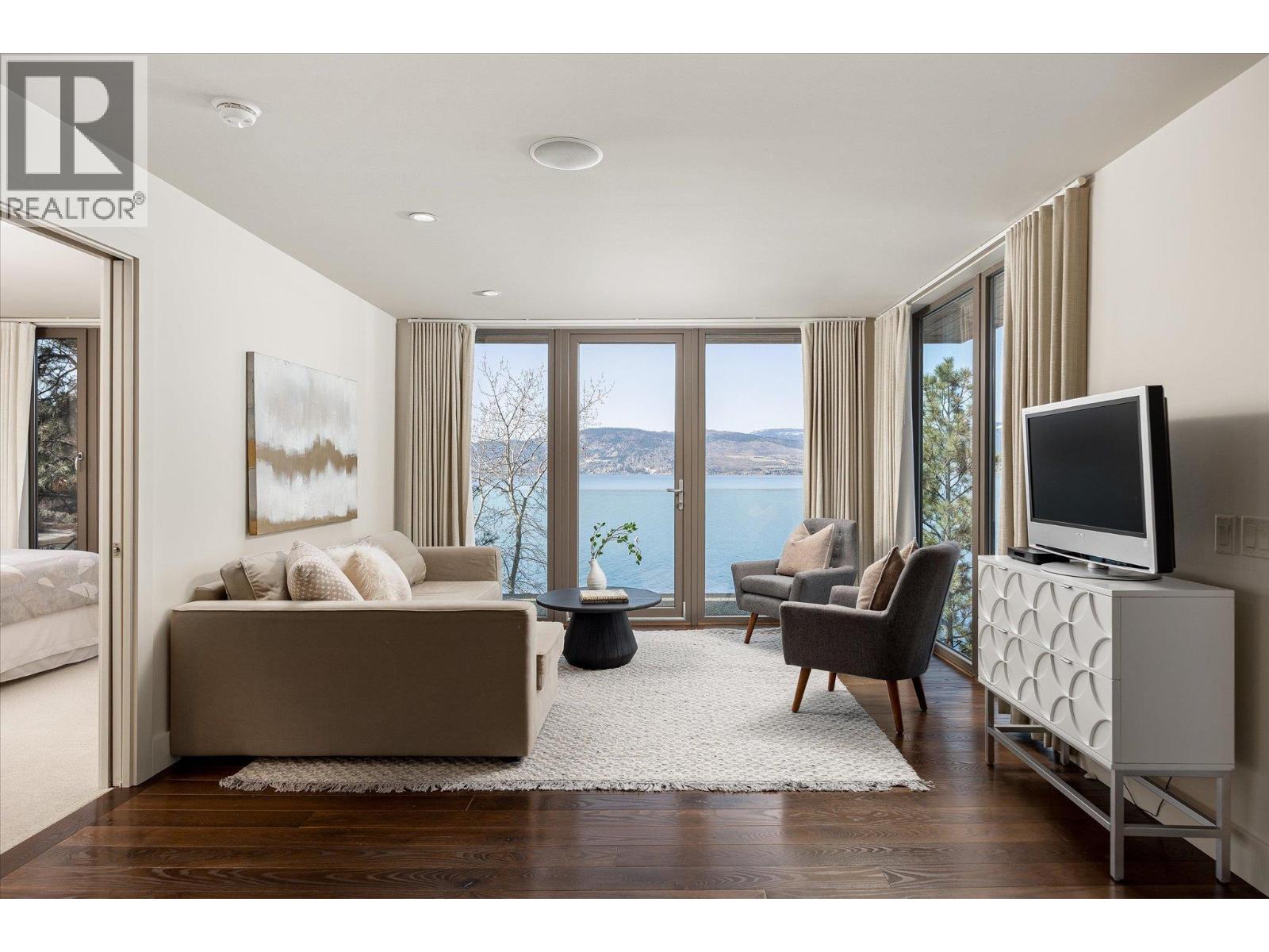 5560 Lakeshore Road