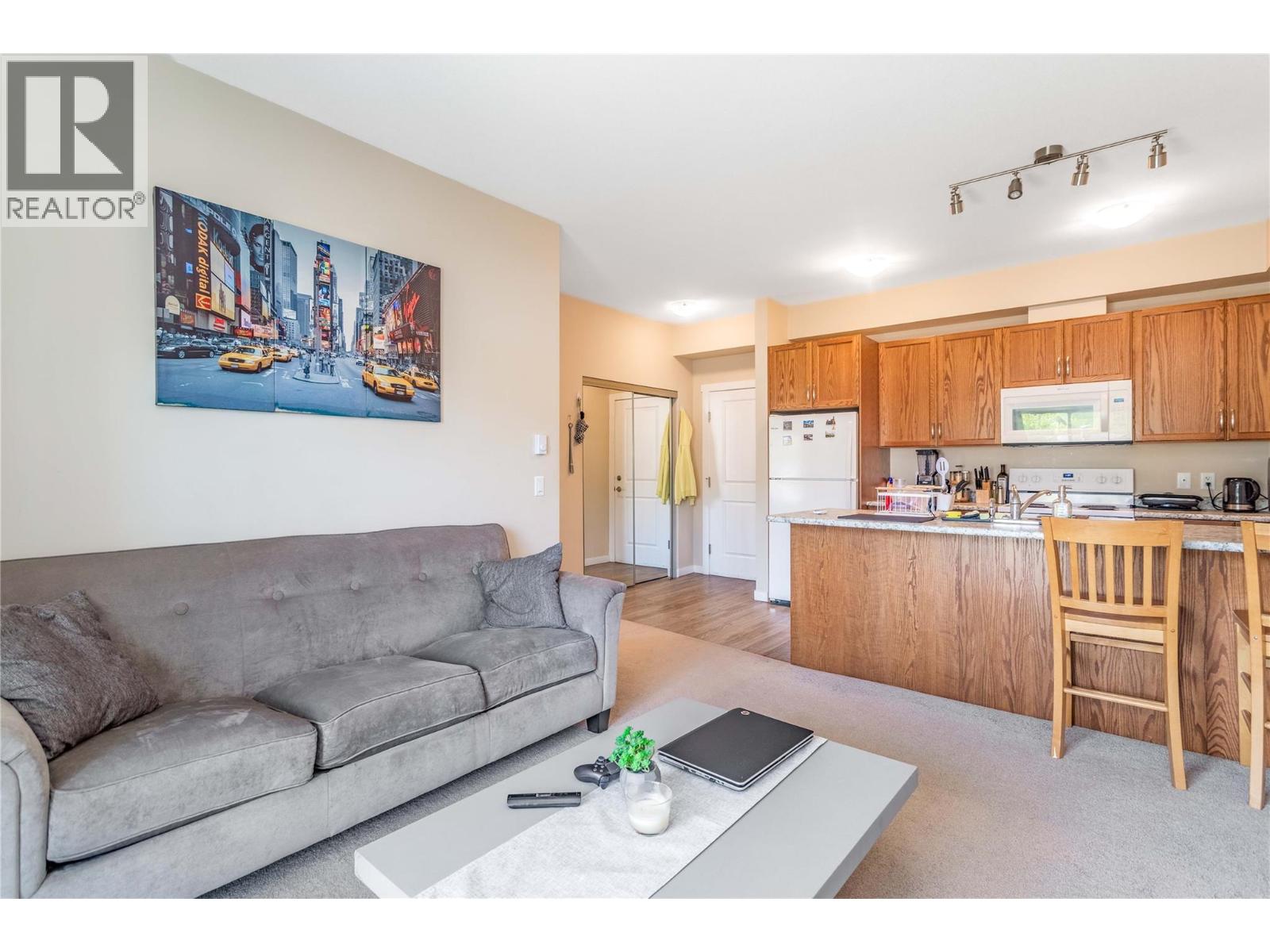 205 Highway 33 E