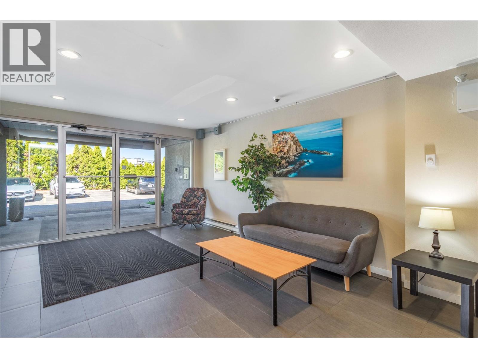 205 Highway 33 E