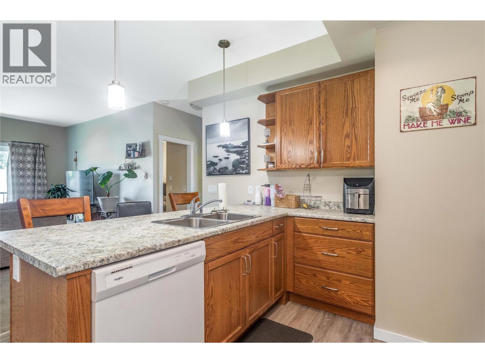 205 Highway 33 E