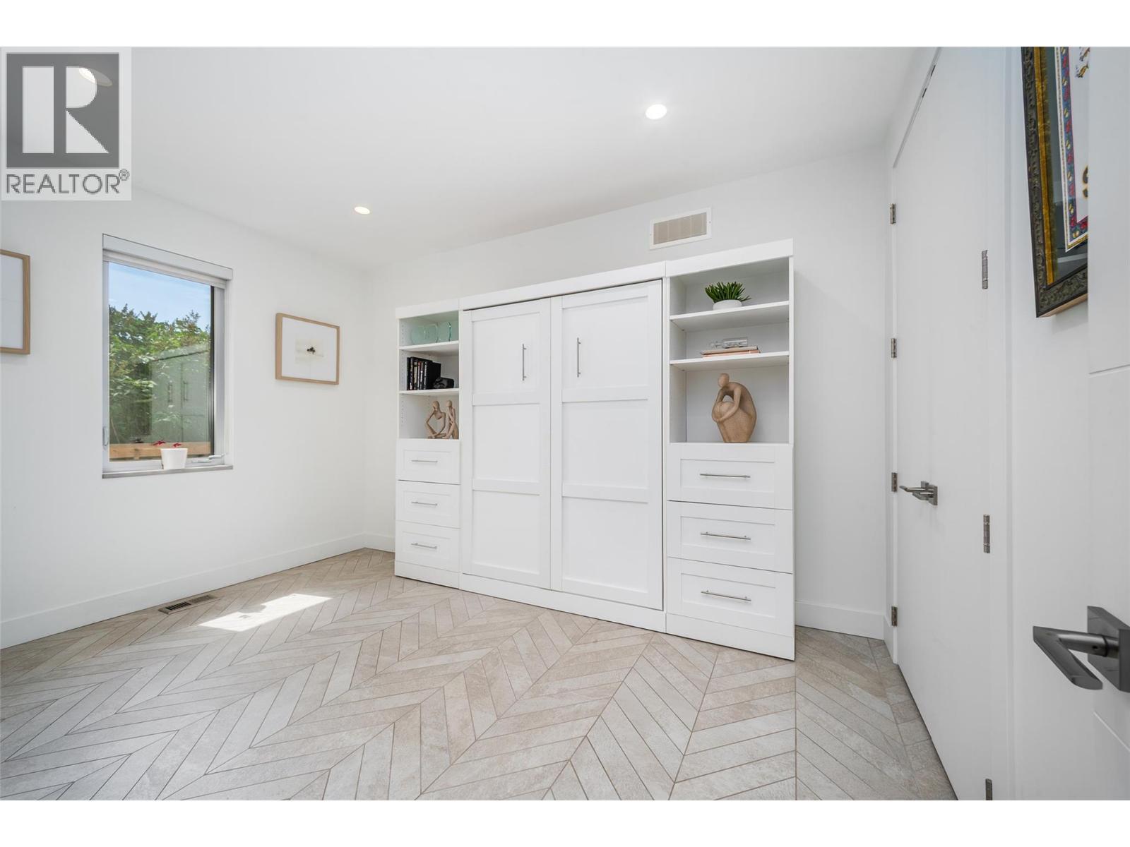 3567 Lakeshore Road
