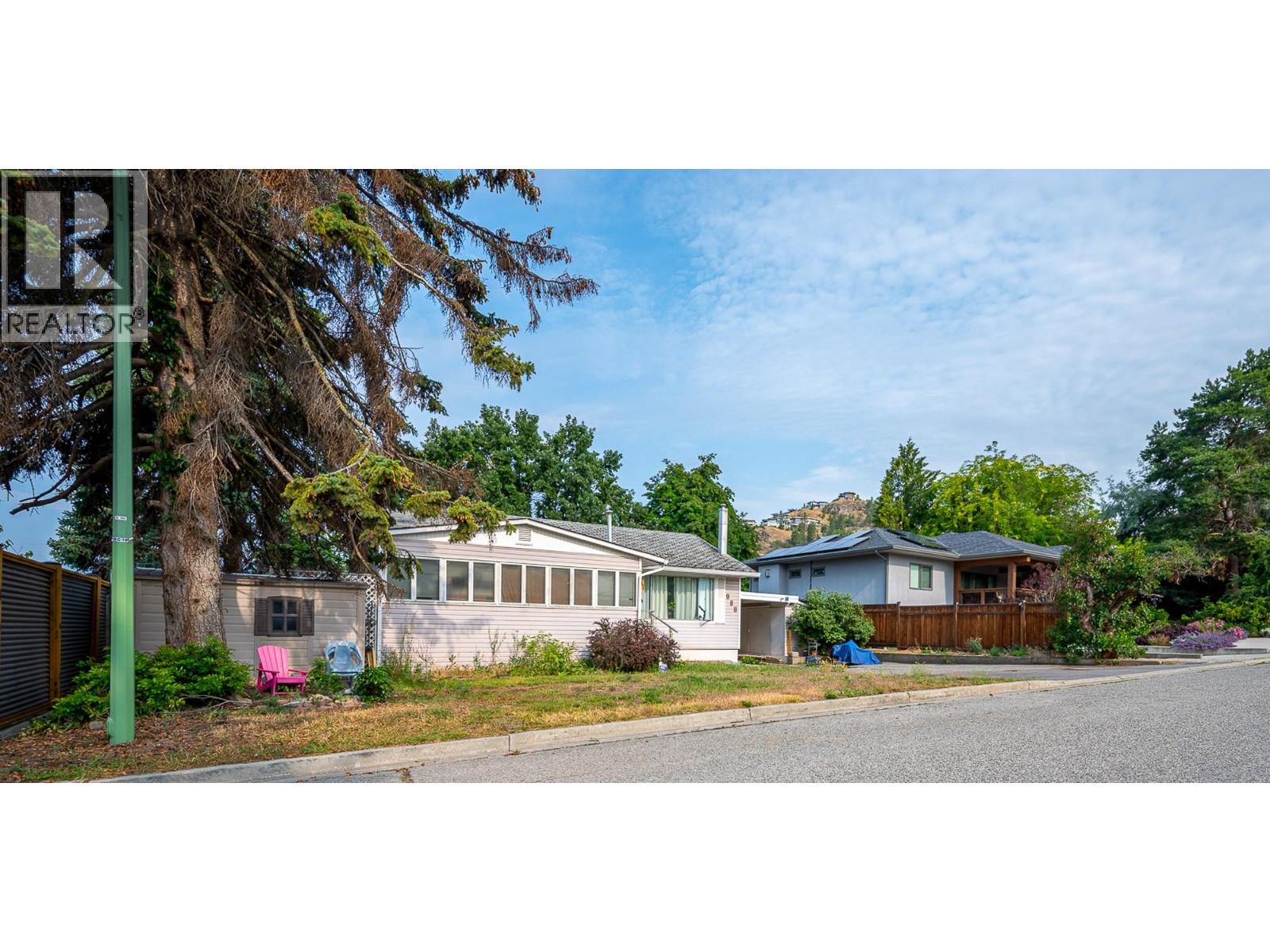 988 Glengarry Street